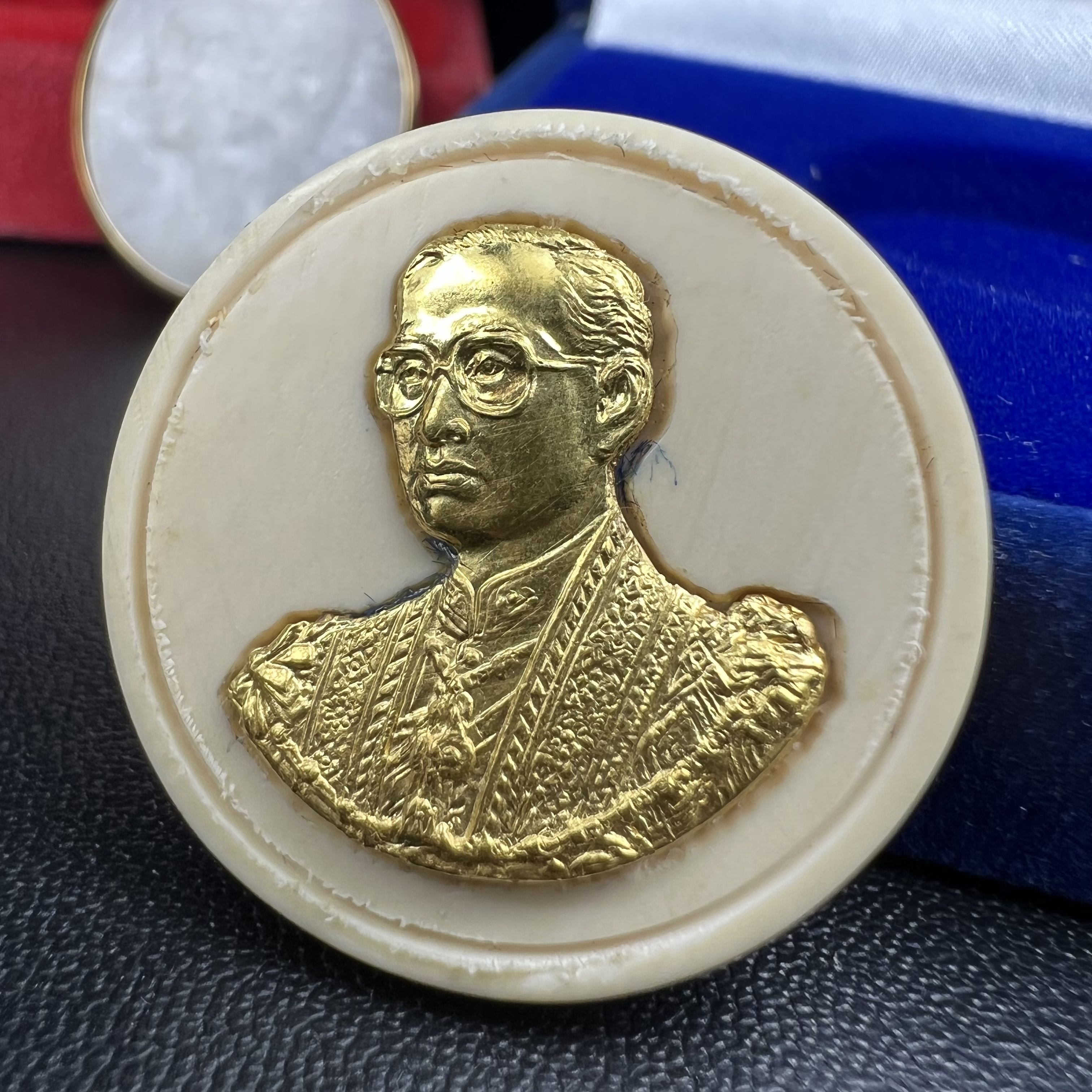 พระบรมฉายาลักษณ์ ร.9 เหรียญหยกรูปไข่เลี่ยมทองคำแท้(งานเลี่ยมเดิมจากผู้จัดสร้าง)+พระบรมฉายาลักษณ์ เหรียญคชสารหมื่นปี ร.9 หน้ากากทองคำ เฉลิมพระเกียรติ 72 พรรษา ภูมิพลมหาราช ปี 2542(1ชุด2องค์)(อีกหนึ่งวัตถุมงคลที่ระลึกของพระองค์ท่านที่พบเจอหายากมากในปัจุบัน)