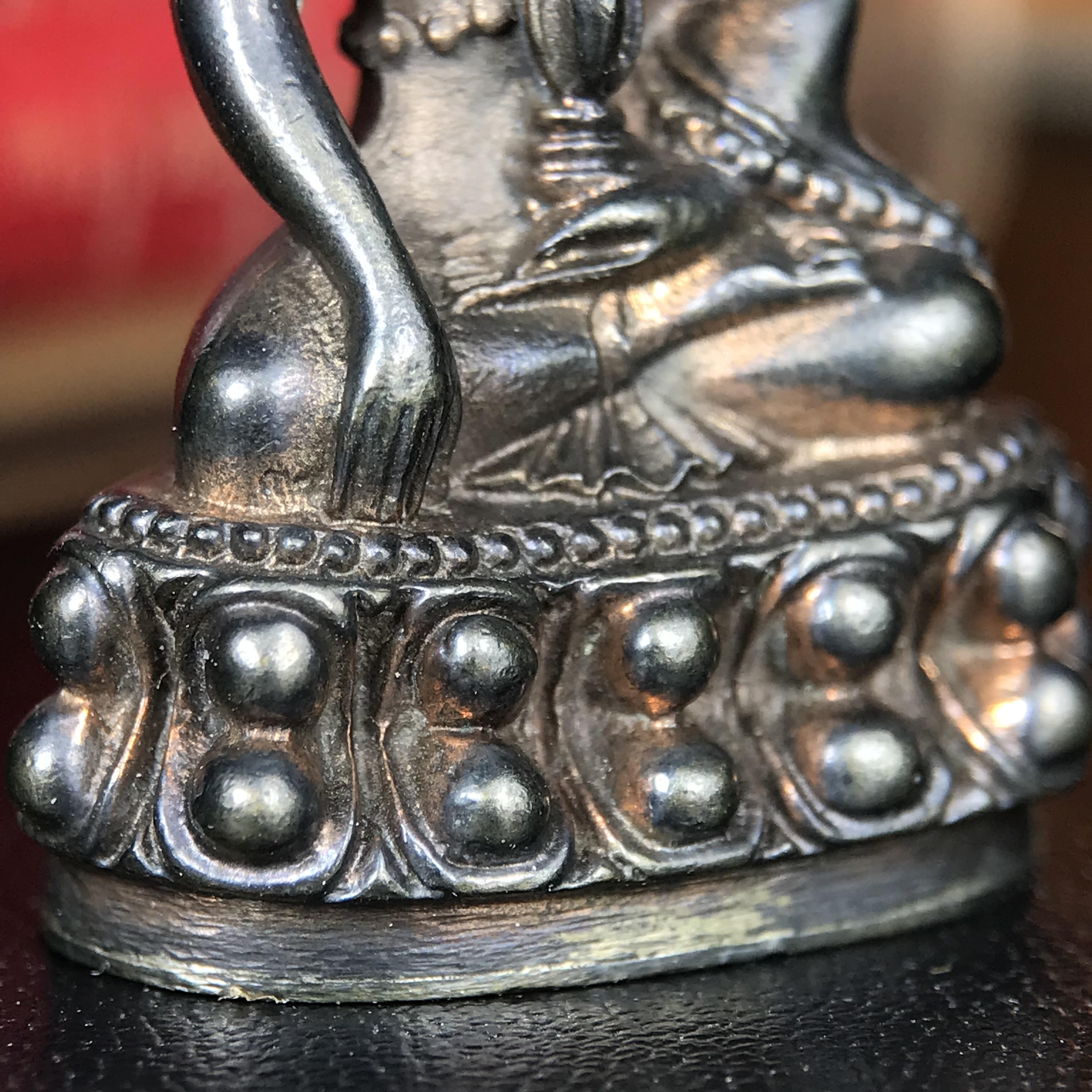 พระกริ่งนเรศวรพระองค์ดำ + พระชัยวัฒน์พระองค์ดำ อนุสรณ์ 100 ปี พิษณุโลกพิทยาคม (โรงเรียนชาย) พิธีจักรพรรดิมหาพุทธาภิเษก ปี 2542 เนื้อนวโลหะ(เต็มสูตรแก่ทองคำ) พิธีใหญ่มวลสารดีเกจิอาจารย์ยอดนิยมร่วมปลุกเสก*** ตอกโค้ดและหมายเลข*** 1 ใน 4999 องค์ ยอดนิยมหายาก