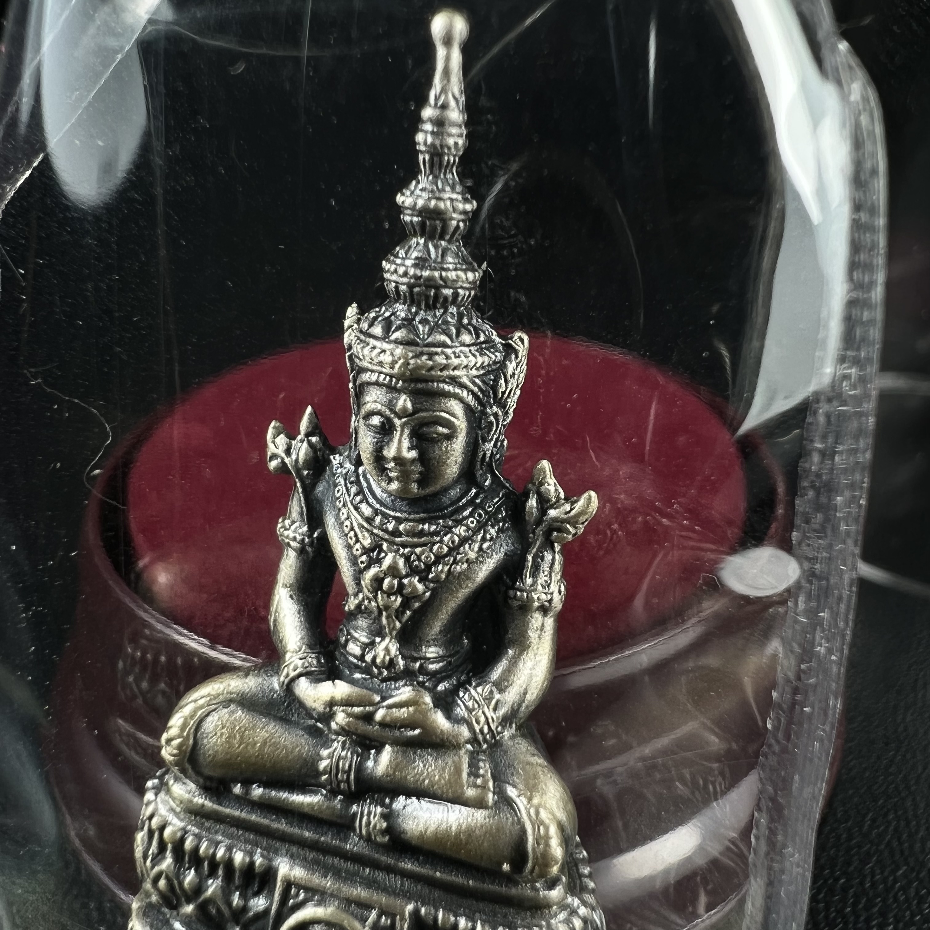 พระแก้วมรกต ภปร.(รุ่นแรก) ปี2545 รุ่นฉลองกรุงรัตนโกสินทร์ครบ 220 ปี พิมพ์ลอยองค์ใหญ่ เนื้ออัลปาก้า ชุบเงินลงดำ ขนาด 19*35 มม. พร้อมครอบตั้งโชว์เดิม องค์พระซีนซองเดิม สวยครบสมบูรณ์