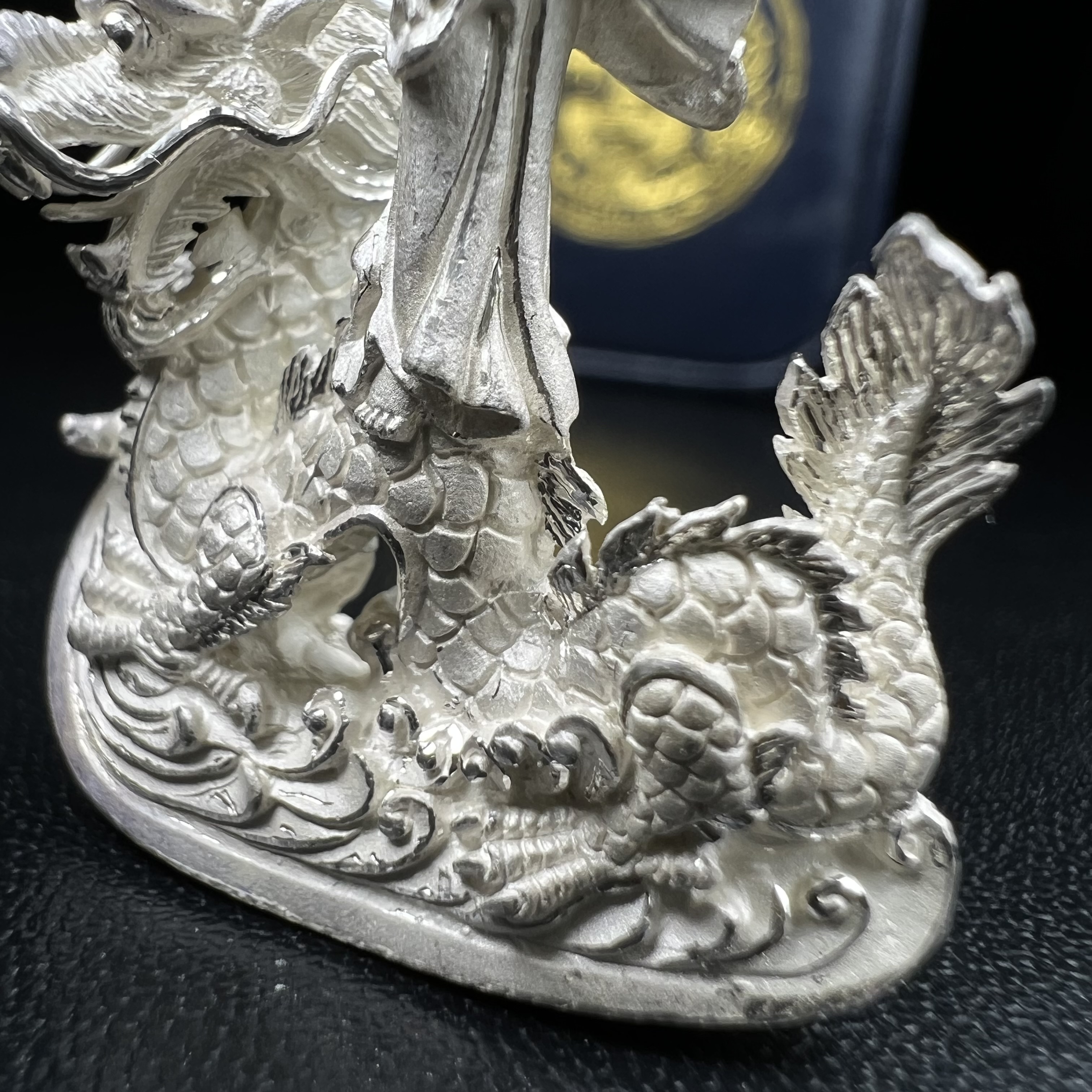 รูปหล่อลอยองค์พระโพธิสัตว์กวนอิม ทรงประทับมังกร จ.ระนอง เนื้อเงิน พิมพ์ใหญ่(สภาพผิว สวยงดงาม ทรงคุณค่า) เฉลิมฉลองในวโรกาสที่พระบาทสมเด็จพระเจ้าอยู่หัวทรงครองสิริราชสมบัติครบ 50 ปี จ.ระนอง พ.ศ.2539