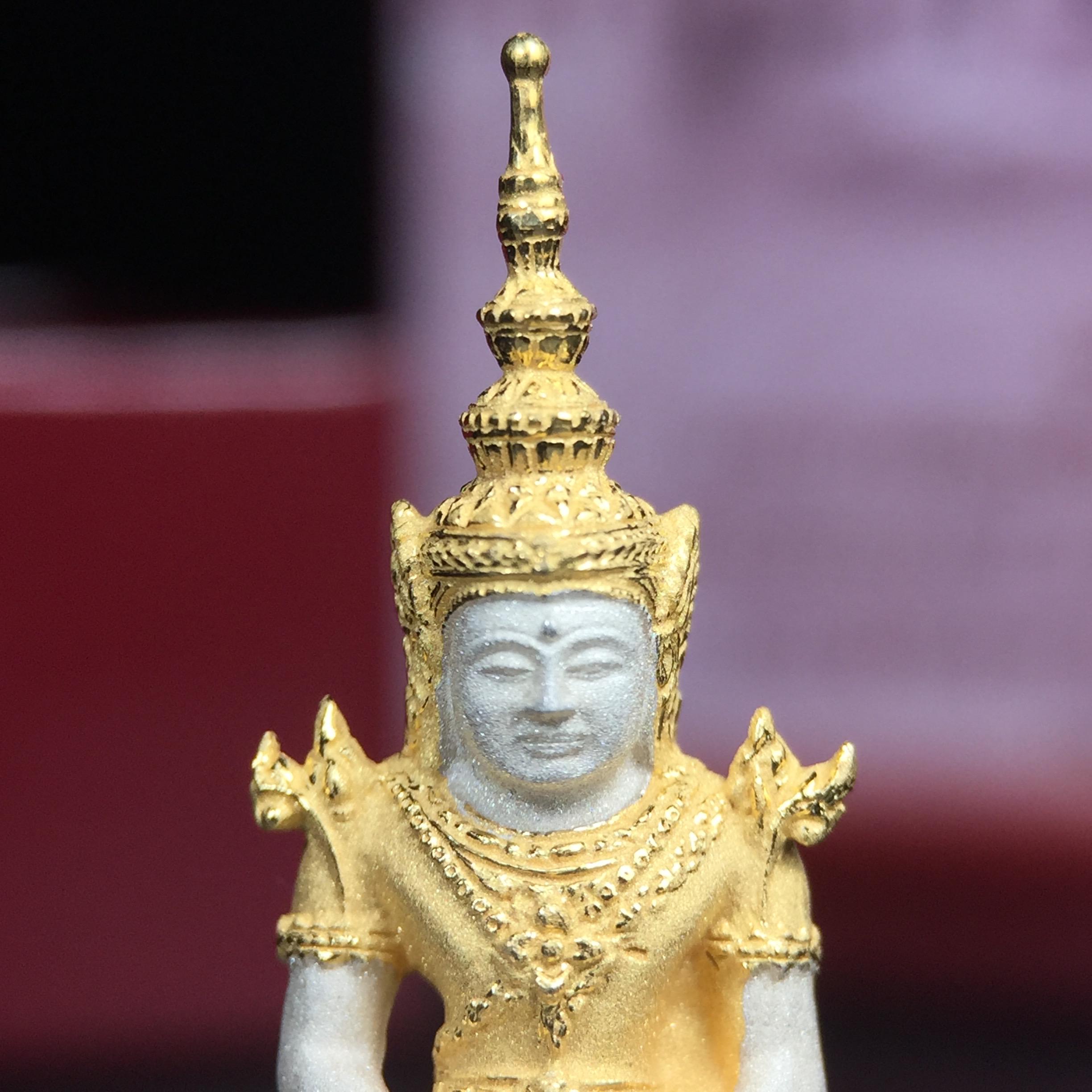 พระแก้วมรกต ภปร.(รุ่นแรก) ปี2545 จัดสร้างในมหาวโรกาส พระบาทสมเด็จพระเจ้าอยู่หัวรัชกาลที่ 9 ครบรอบ 75 พรรษา และฉลองกรุงรัตนโกสินทร์ครบ 220 ปี พิมพ์ลอยองค์ใหญ่ เนื้อเงินบริสุทธิ์ 92.5%(สามกษัตริย์) ขนาด 19*35 มม. พร้อมกล่อง สวยครบสมบูรณ์(องค์หมายเลข 3250)