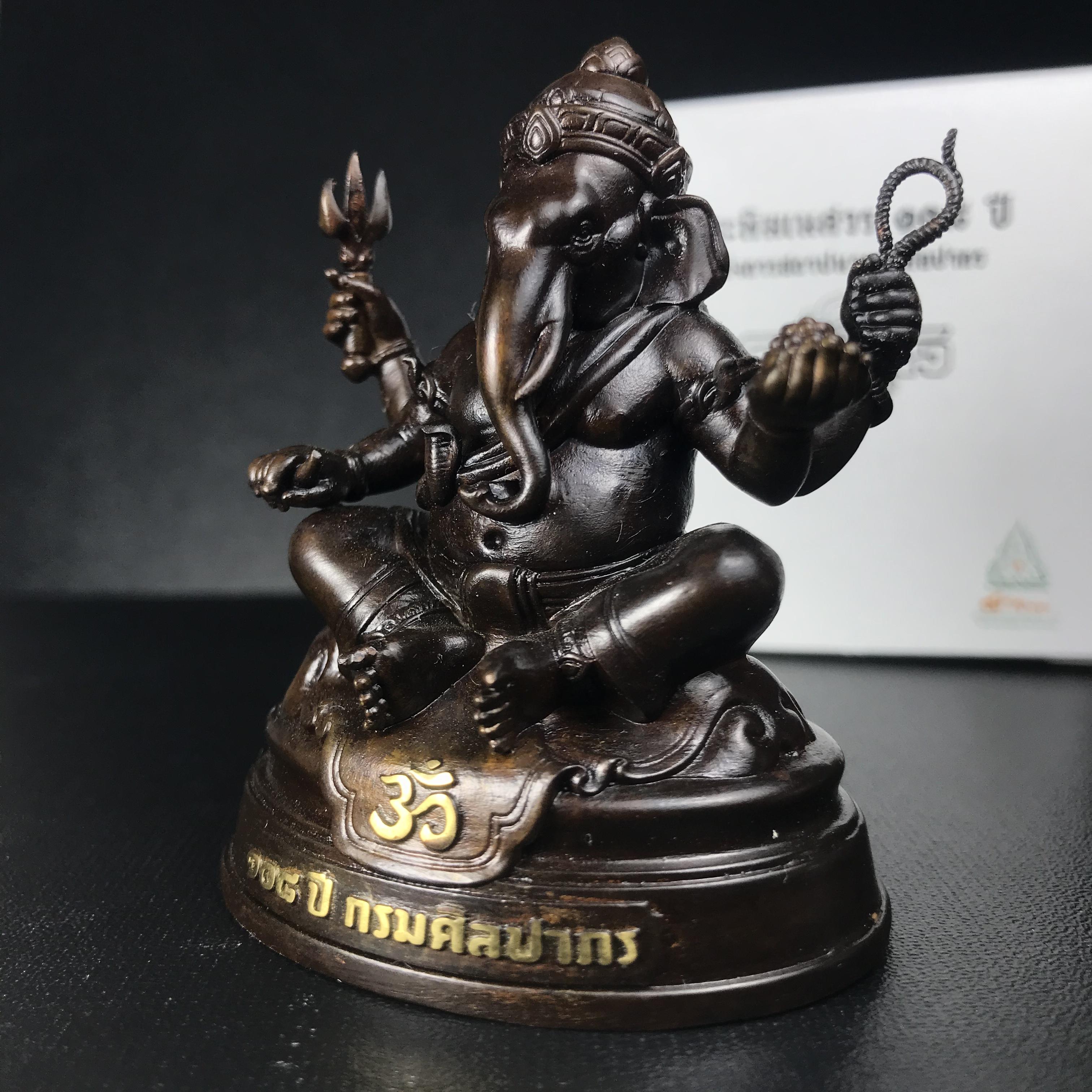 พระพิฆเนศวร รุ่น 108 แห่งการสถาปนากรมศิลปากร ปี 2562 ขนาดบูชาหน้าตัก 1.5 นิ้ว เนื้อทองเหลืองรมดำ (พิธีใหญ่ มวลสารดี)1 ใน 1999 องค์