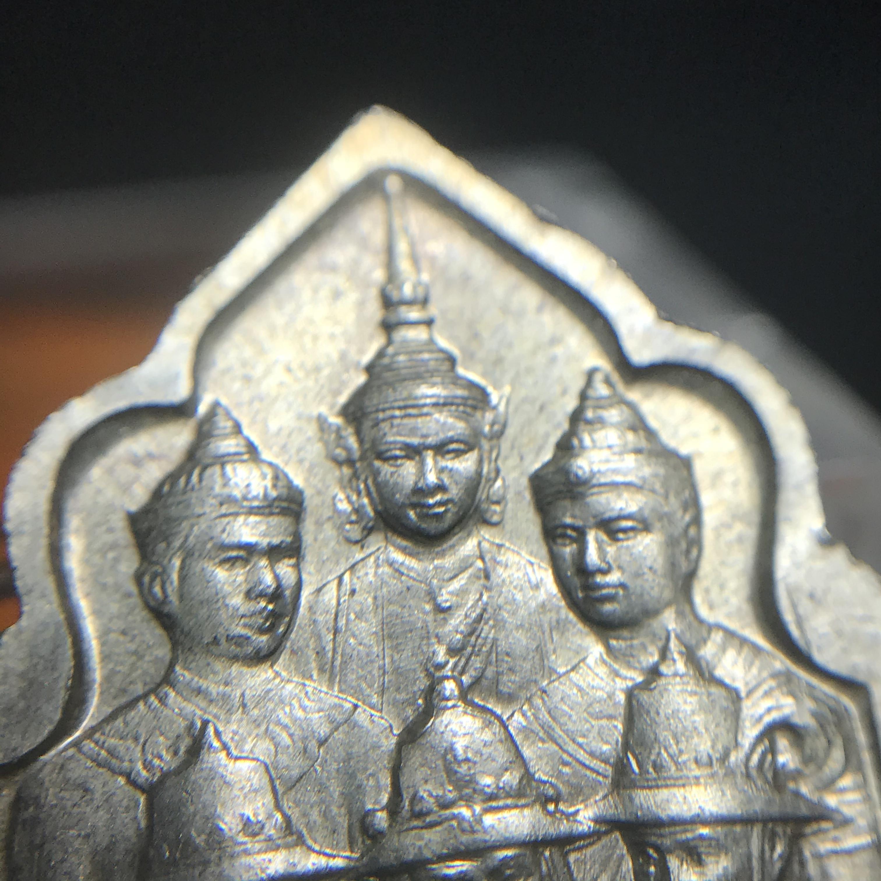 เหรียญนวมหาราชเฉลิมพระชนพรรษา 5 รอบ รัชกาลที่9 ปี 2530 เนื้อนวโลหะกล่องบรรจุเดิม(หายาก)(สภาพคัดสวย วงเดือน พระพักต์คมชัด)