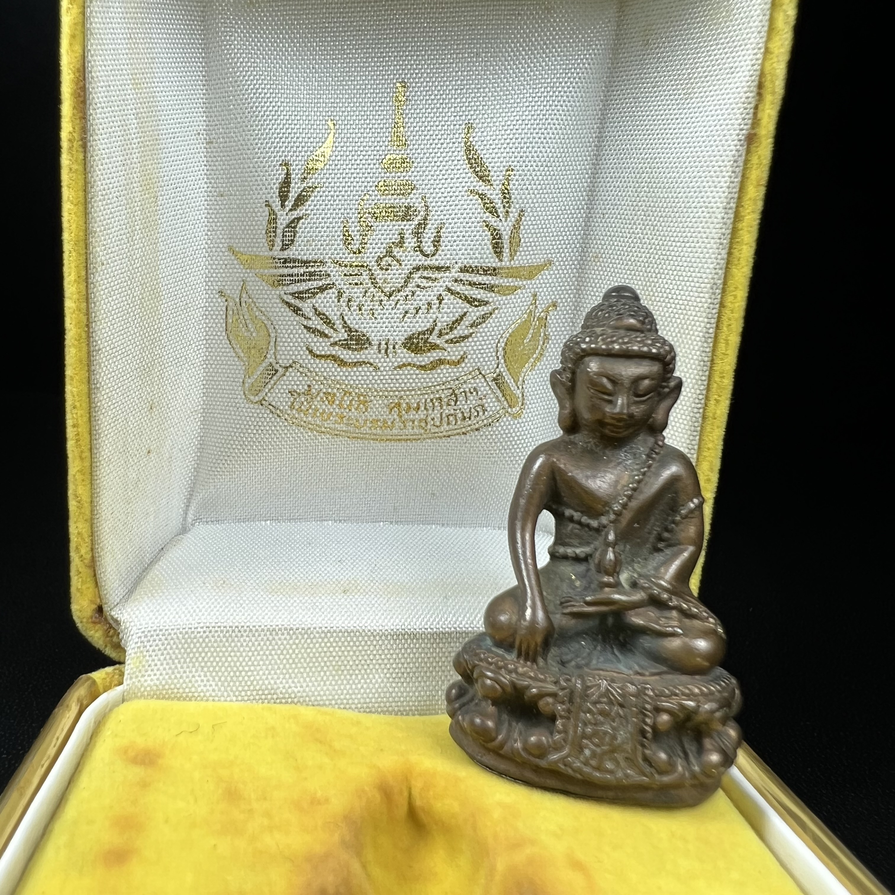 วัตถุมงคลคุ้มเกล้าฯ มหามงคลเฉลิมพระชนมพรรษา 6 รอบ รัชกาลที่ 9 ชุดพิเศษกรรมการ(หายาก) (ในหลวงรัชกาลที่9 ทรงจุดไฟพระฤกษ์และเททอง พิธีใหญ่)ยอดนิยมหายาก