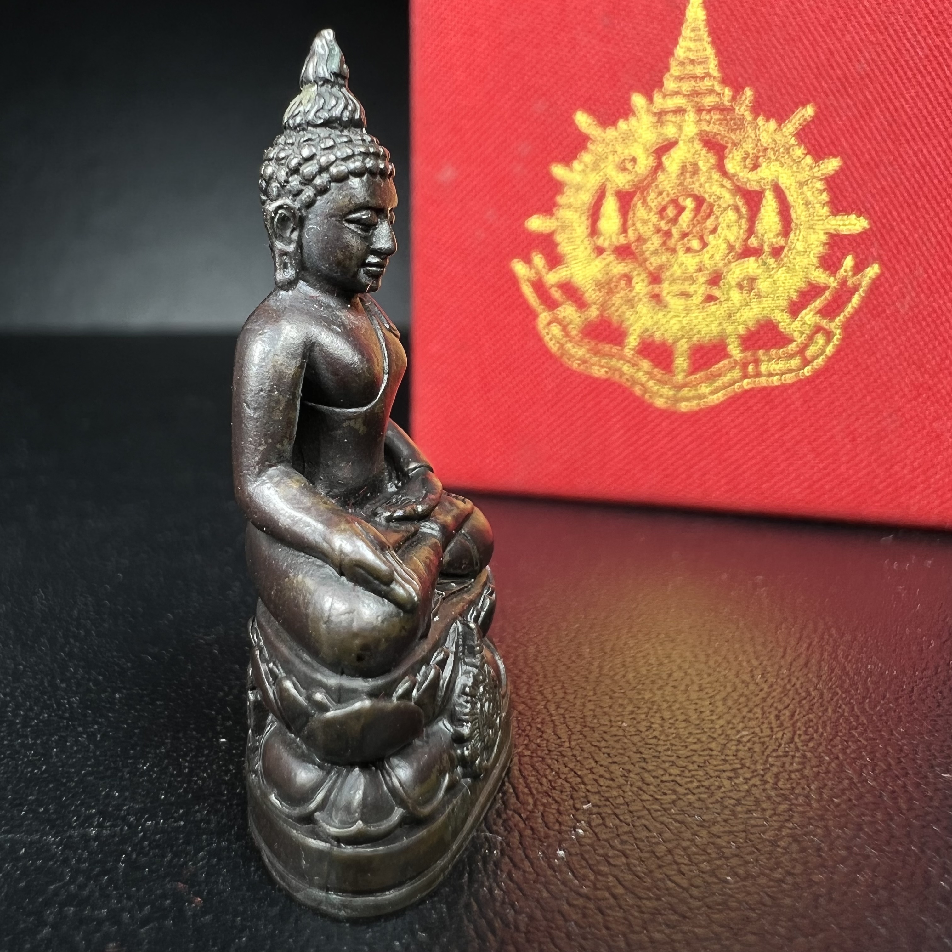 พระกริ่งไพรีพินาศ เฉลิมพระเกียรติ พระบาทสมเด็จพระเจ้าอยู่หัวรัชกาลที่9 พระชนมพรรษา 6 รอบ ปี2542 เนื้อนวโลหะผสมทองคำ(บรรจุเหล็กไหล)ดีนอก-ดีใน