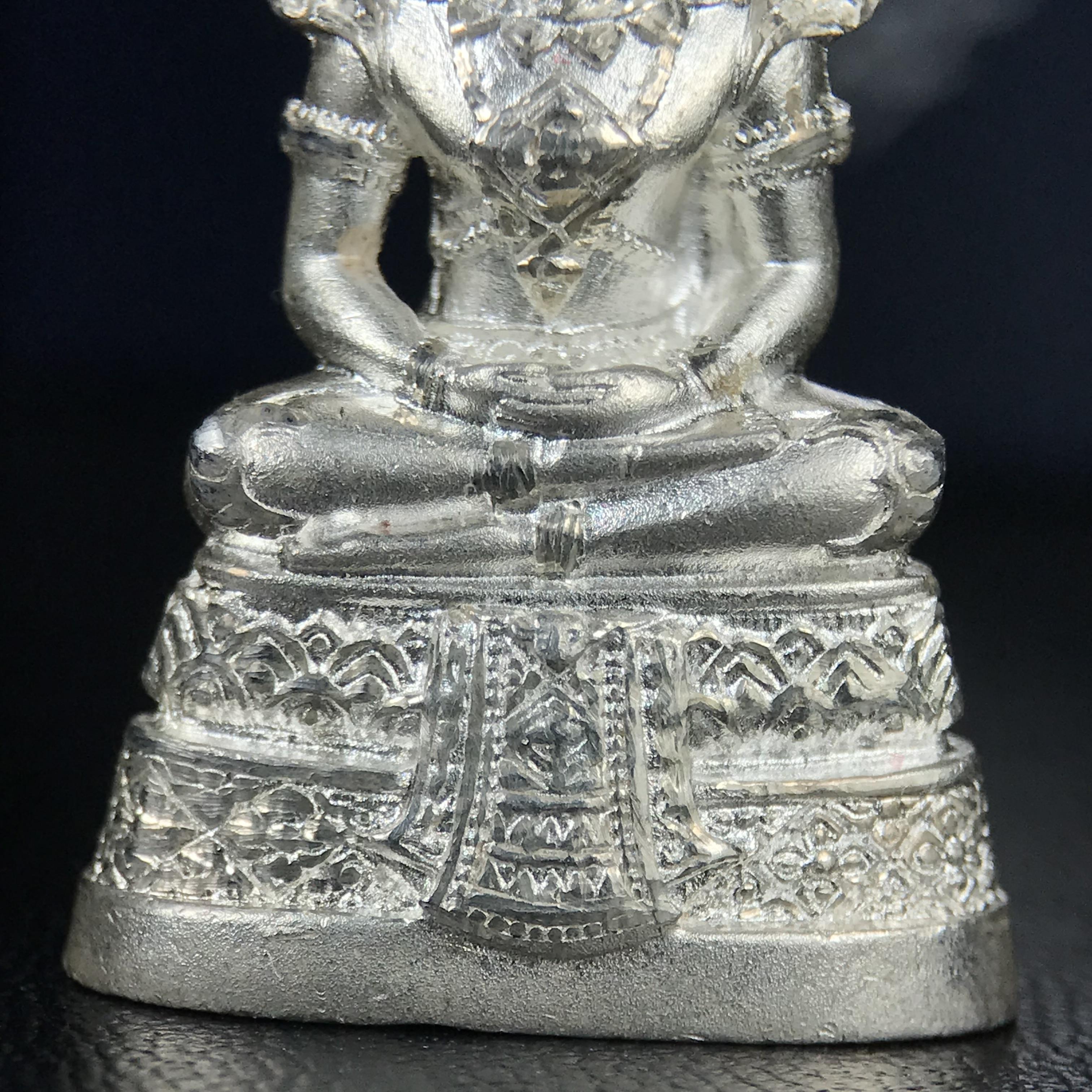 พระแก้วมรกต กรมสรรพสามิตจัดสร้างขึ้นเนื่องในโอกาสครบรอบ 64 ปีของกรมสรรพสามิต และเนื่องในวโรกาสที่พระบาทสมเด็จพระเจ้าอยู่หัวรัชกาลที่ 9 ทรงครองราชย์ครบ50ปีเมื่อ พ.ศ.2539 เนื้อเงินทรายนวลขัดเงา พร้อมกล่องบรรจุเดิมสวยครบสมบูรณ์