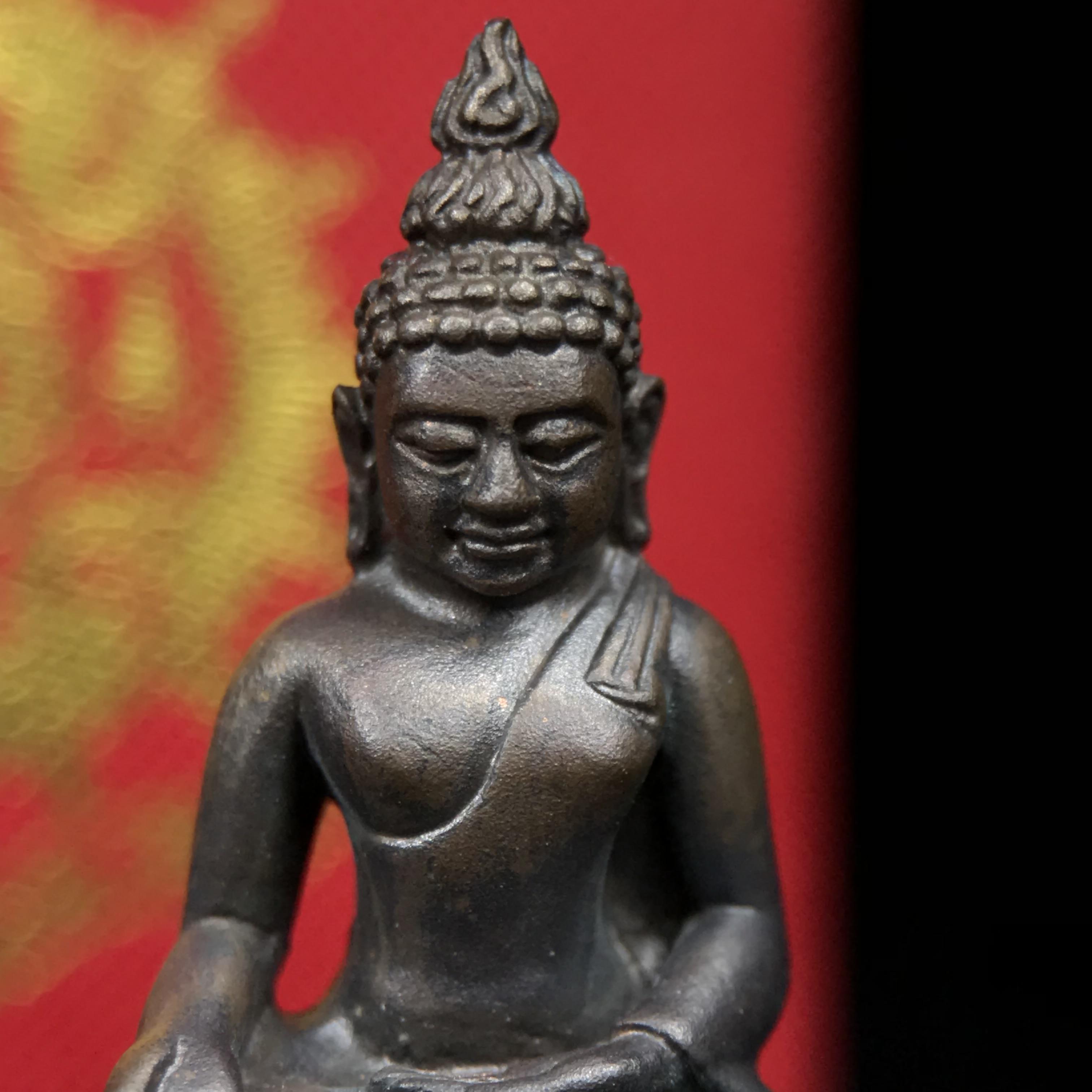 พระกริ่งไพรีพินาศ บรรจุเหล็กไหล ครั้งแรกและครั้งเดียวในประวัติศาสตร์ เฉลิมพระเกียรติ พระบาทสมเด็จพระเจ้าอยู่หัวรัชกาลที่9 พระชนมพรรษา 6 รอบ ปี2542 เนื้อนวโลหะผสมทองคำ(บรรจุเหล็กไหล)ดีนอก-ดีใน พิธีใหญ่ มวลสารเด่น(หายาก พิเศษกรรมการ ตอก 2 โค๊ต พบเจอน้อยมาก)