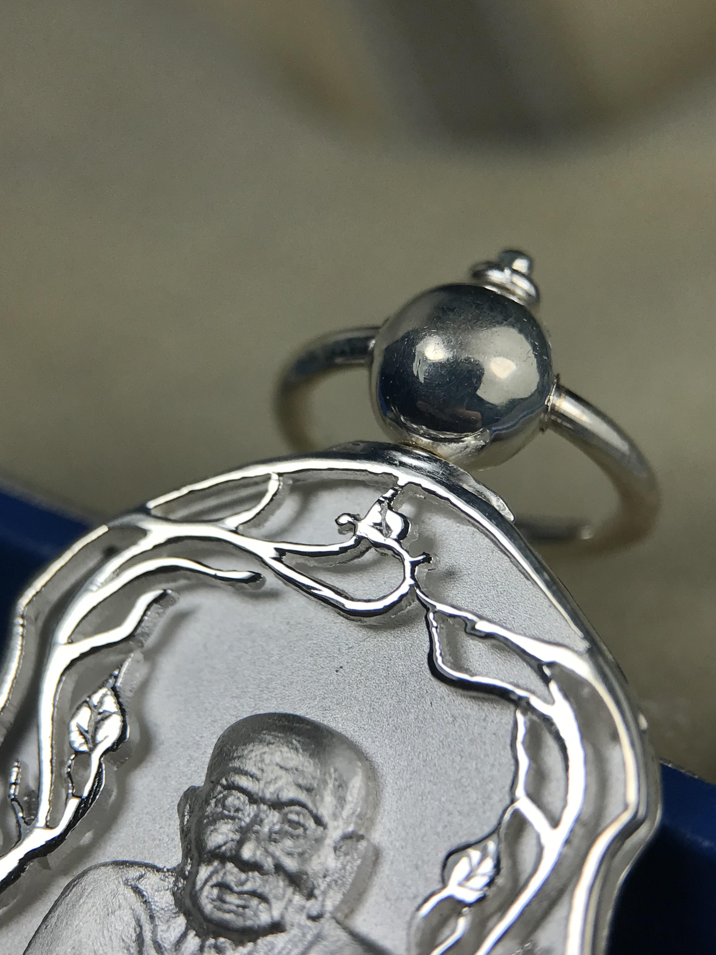 เหรียญหลวงปู่ทวด พระนามาภิไธย สก. แบบงานฉลุโบราณ(HAND MADE) ปี 2544 เนื้อเงิน(ผิวสวย) พิธีปลุกเสก ณ อุโบสถวัดช้างให้ และ พิธีมังคลาภิเษก ณ พระอุโบสถ วัดพระศรีรัตนศาสดาราม(วัดพระแก้ว) (1 ใน 2000 เหรียญ)พบเจอน้อยหายากมาก