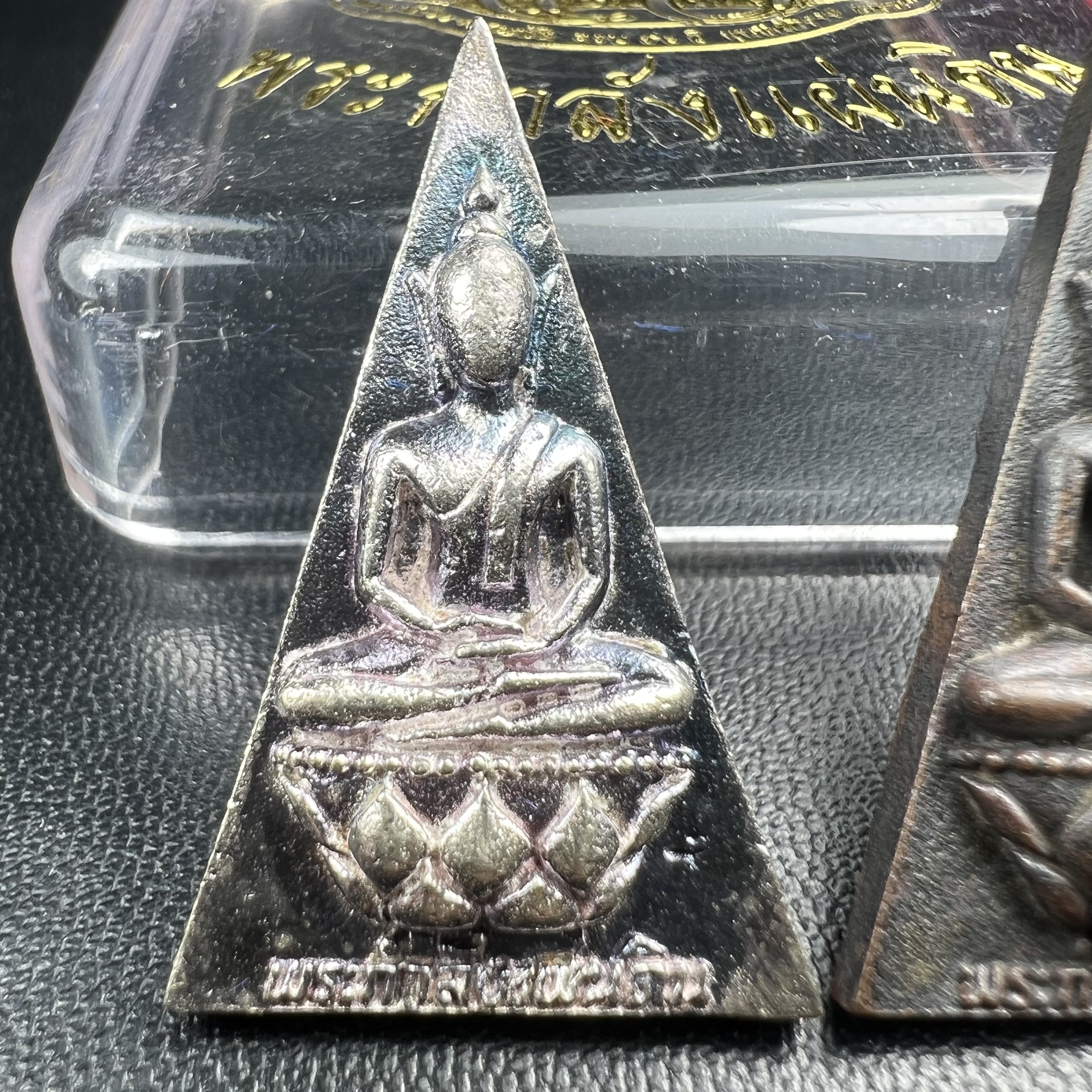 พระกำลังแผ่นดิน (สมเด็จจิตรลดา2) จัดสร้างเฉลิมพระเกียรติ ร.9 ครองราชย์ 50 ปี 2539 เนื้อเงิน(ผิวเดิมกลับดำ รุ้งๆสวย)+เนื้อนวโลหะ(สร้างน้อยหายาก)พร้อมกล่องบรรจุเดิมครบสมบูรณ์(1ใน2539องค์)