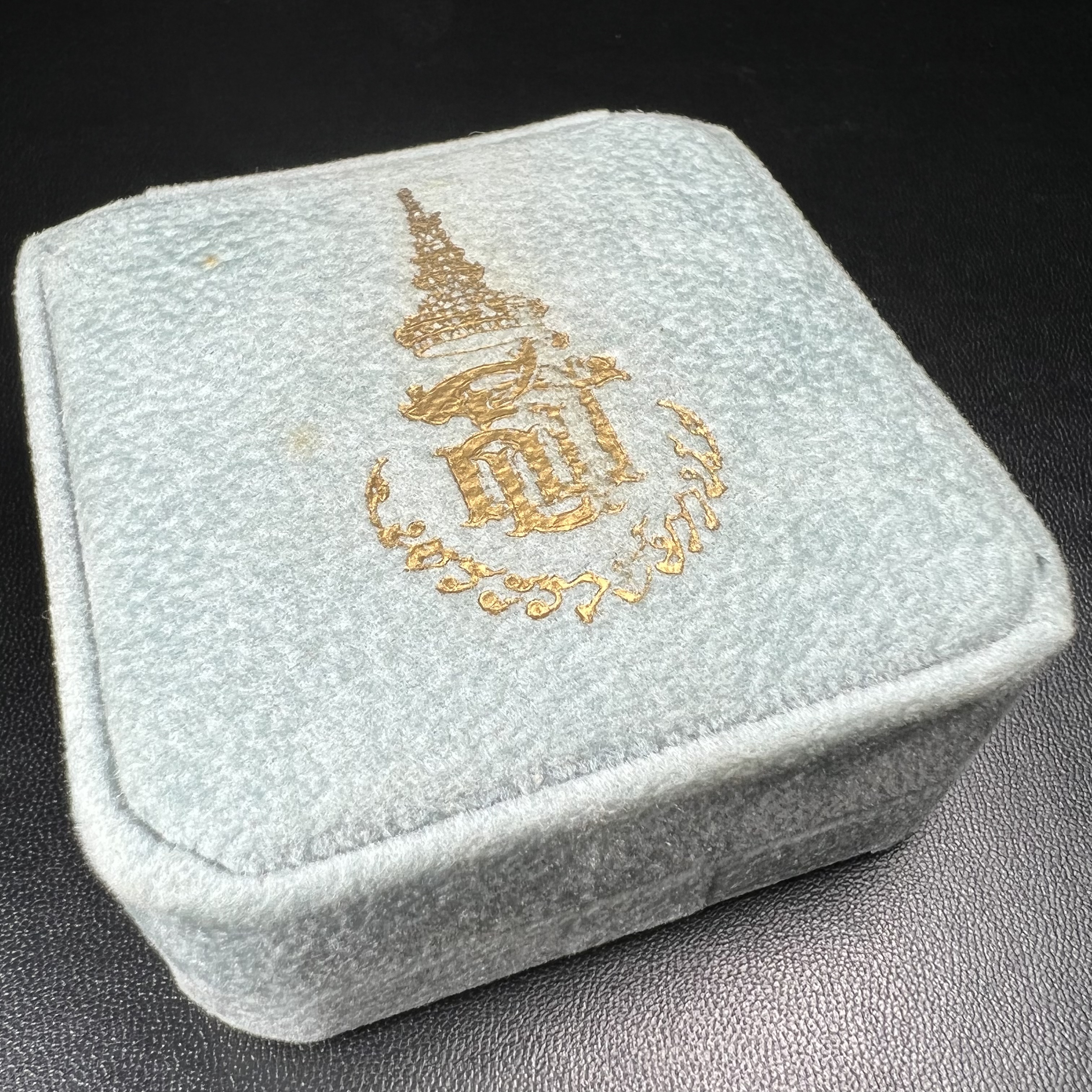 พระกริ่งพระพุทธนวราชบพิตร ครองสิริราชสมบัติครบ 50 ปี พ.ศ.2540 เนื้อทอง93 ชุดพระราชทาน(หายาก)