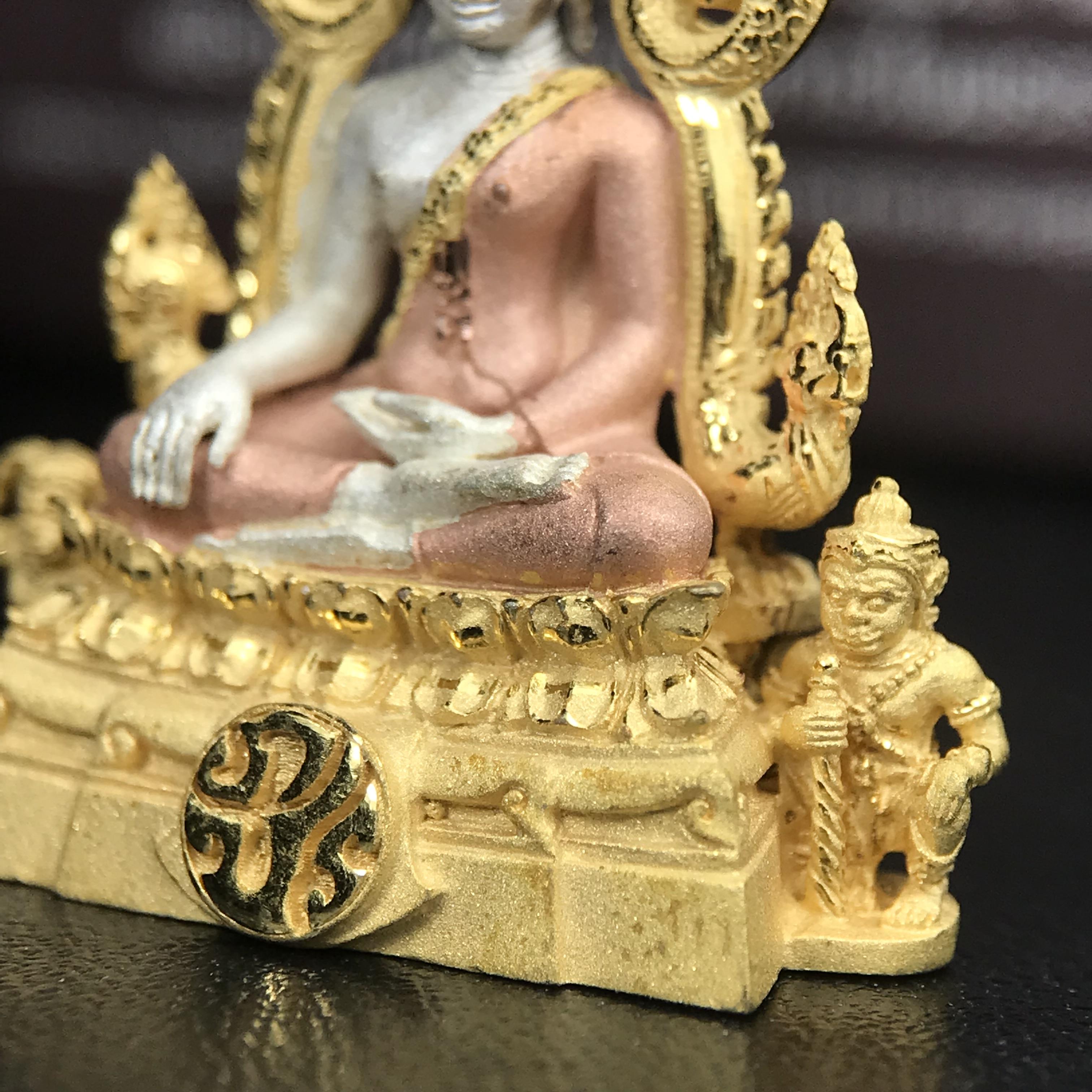 พระพุทธชินราช ภปร. โครงการ "เพราะแผ่นดินนี้ คือ แผ่นดินเกิด" ปี 2548(รุ่นแรก) ลอยองค์เนื้อเงินสามกษัตริย์ หน้าตัก 1/2 นิ้ว (ขนาด 3.5 x 2.5 ซม.) พุทธศิลป์งดงามทรงคุณค่า รุ่นยอดนิยม(องค์หมายเลข ๘๘๔๖)