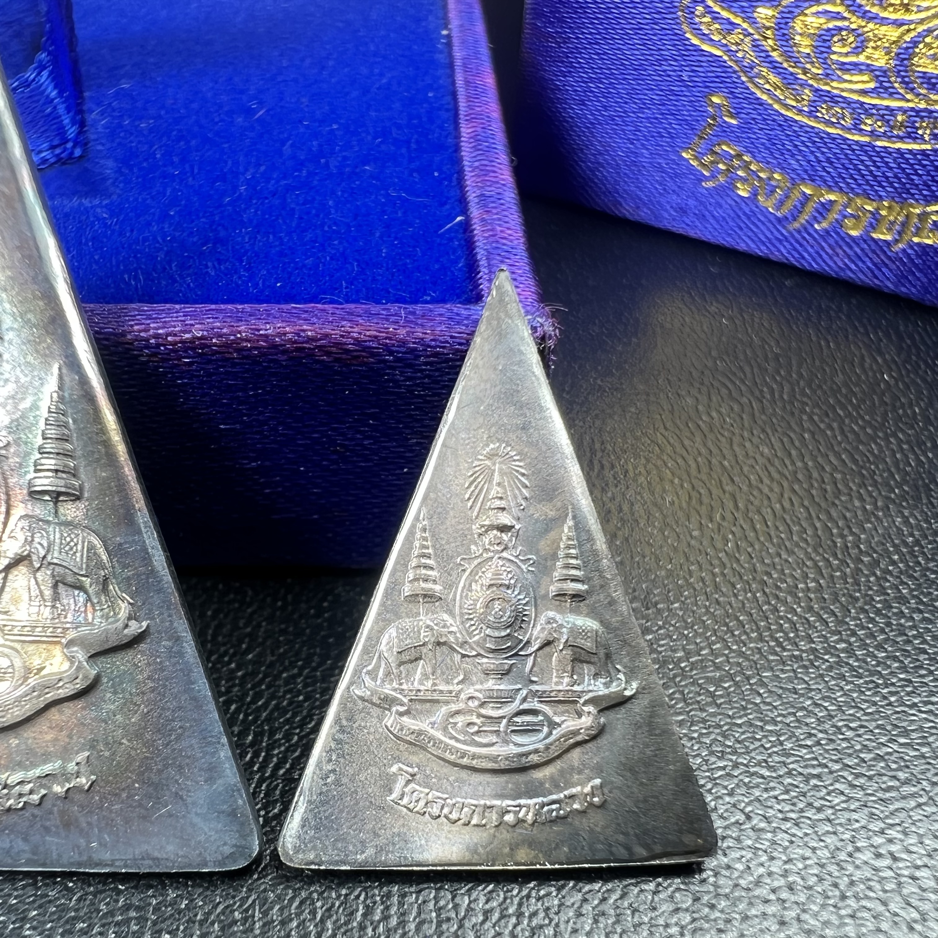 พระพุทธนวราชบพิตร พระพิมพ์จิตรลดา โครงการหลวง ปี2539 (พิมพ์ใหญ่+พิมพ์เล็ก) เนื้อเงินผิวเดิมขึ้นสีรุ่ง สวย แบบนิยมพร้อมกล่องบรรจุเดิม พิธีใหญ่ ปลุกเสกวัดพระแก้ว(1ชุด 2 องค์)