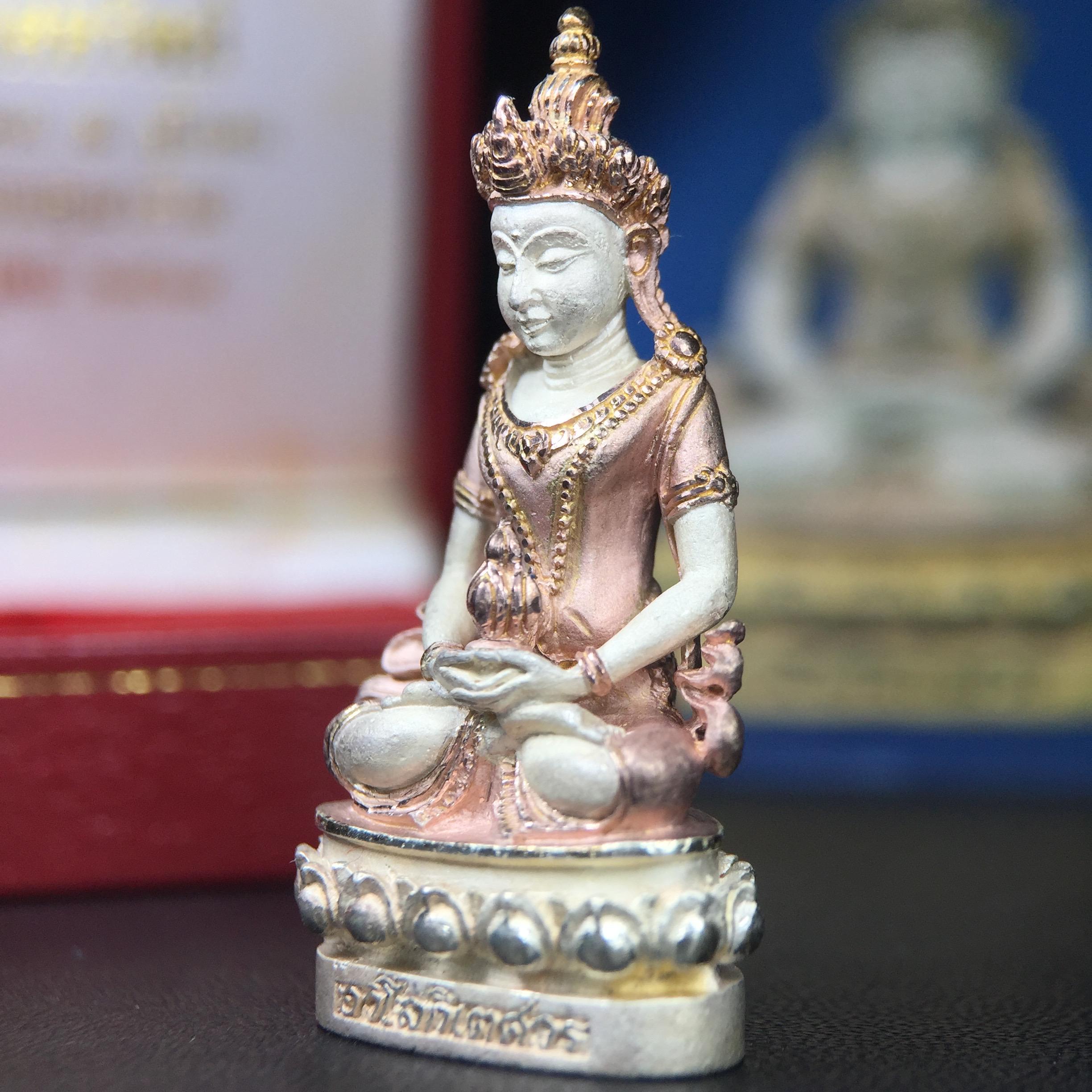 พระกริ่งอวโลกิเตศวร ( เจ้าแม่กวนอิม ) วัดโพธิ์แมนคุณาราม เนื้อเงิน 3 กษัตริย์ พ่นทราย รุ่นอุดมโภคทรัพย์ พ.ศ.2539(พร้อมกล่องบรรจุการ์ดใบรับรองเดิมครบ) (อีกหนึ่งรุ่นยอดนิยม พุทธศิลป์สวยงดงาม)