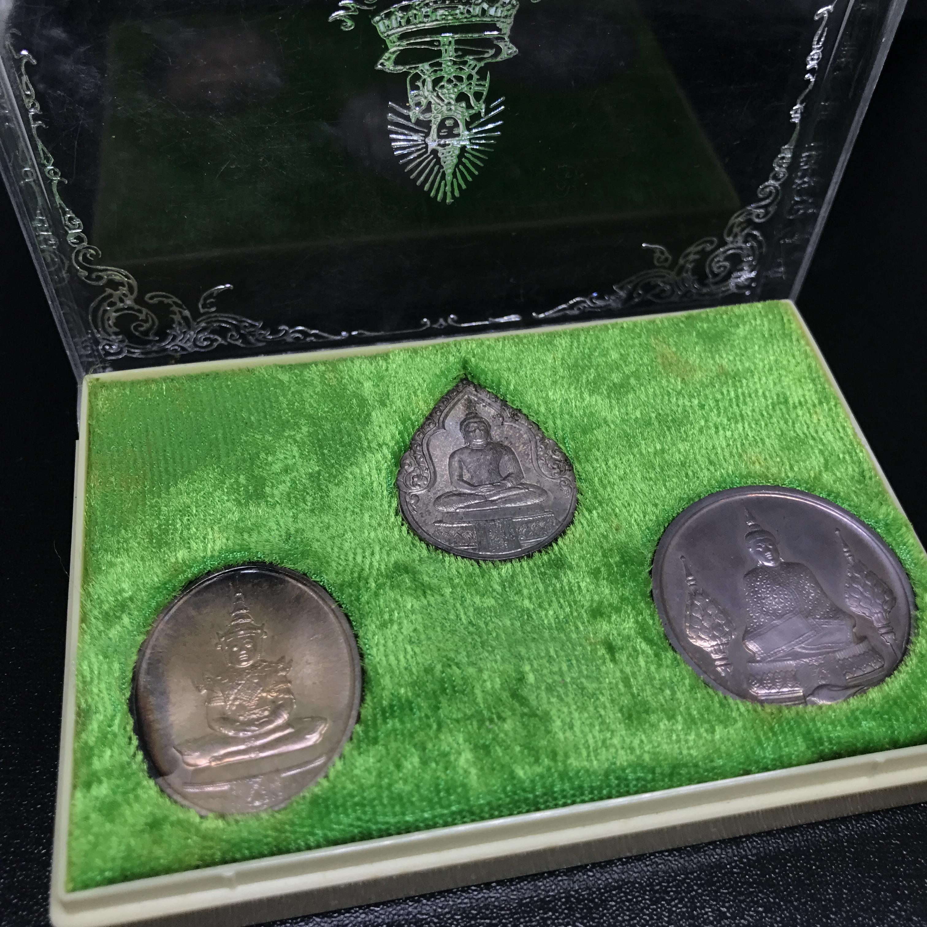 เหรียญพระแก้วมรกตหลัง ภปร ฉลองกรุงรัตนโกสินทร์ครบ 200 ปี พ.ศ.2525 เนื้อเงินกล่องบรรจุเดิมครบ3พิมพ์(บล็อกแรกไม่มีพระราชศรัธา)(ในหลวงรัชกาลที่9 เสด็จในพิธี)