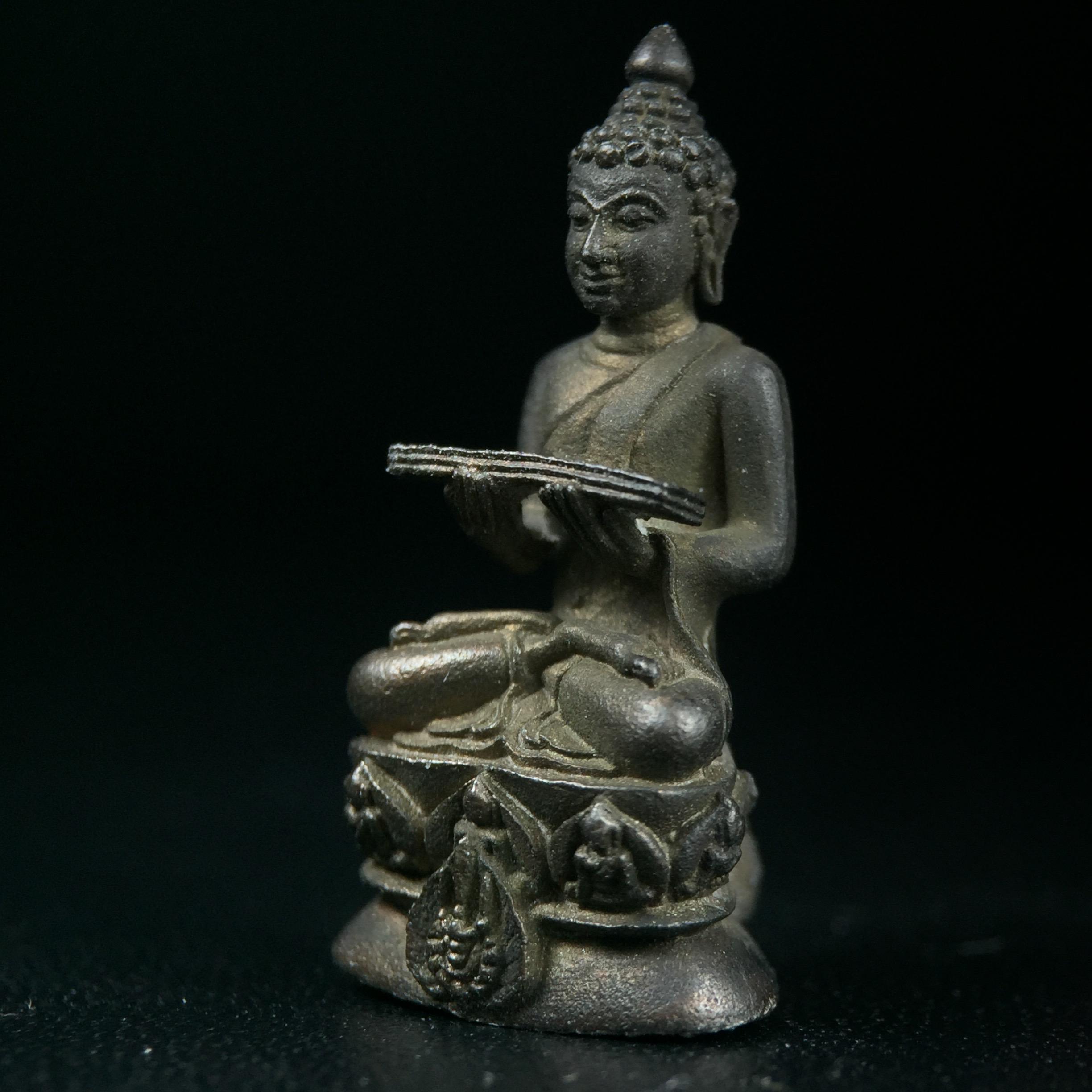 พระกริ่งปรมานุชิตชิโนรส วัดพระเชตุพนวิมลมังคลาราม(วัดโพธิ์) ปี2533 เนื้อนวโลหะ ( ในหลวงรัชกาลที่9เสด็จเททอง)พิธีใหญ่ งดงามด้วยพุทธศิลป์เปี่ยมด้วยพุทธคุณ อีกหนึ่งรุ่นที่แนะนำสะสมบูชา