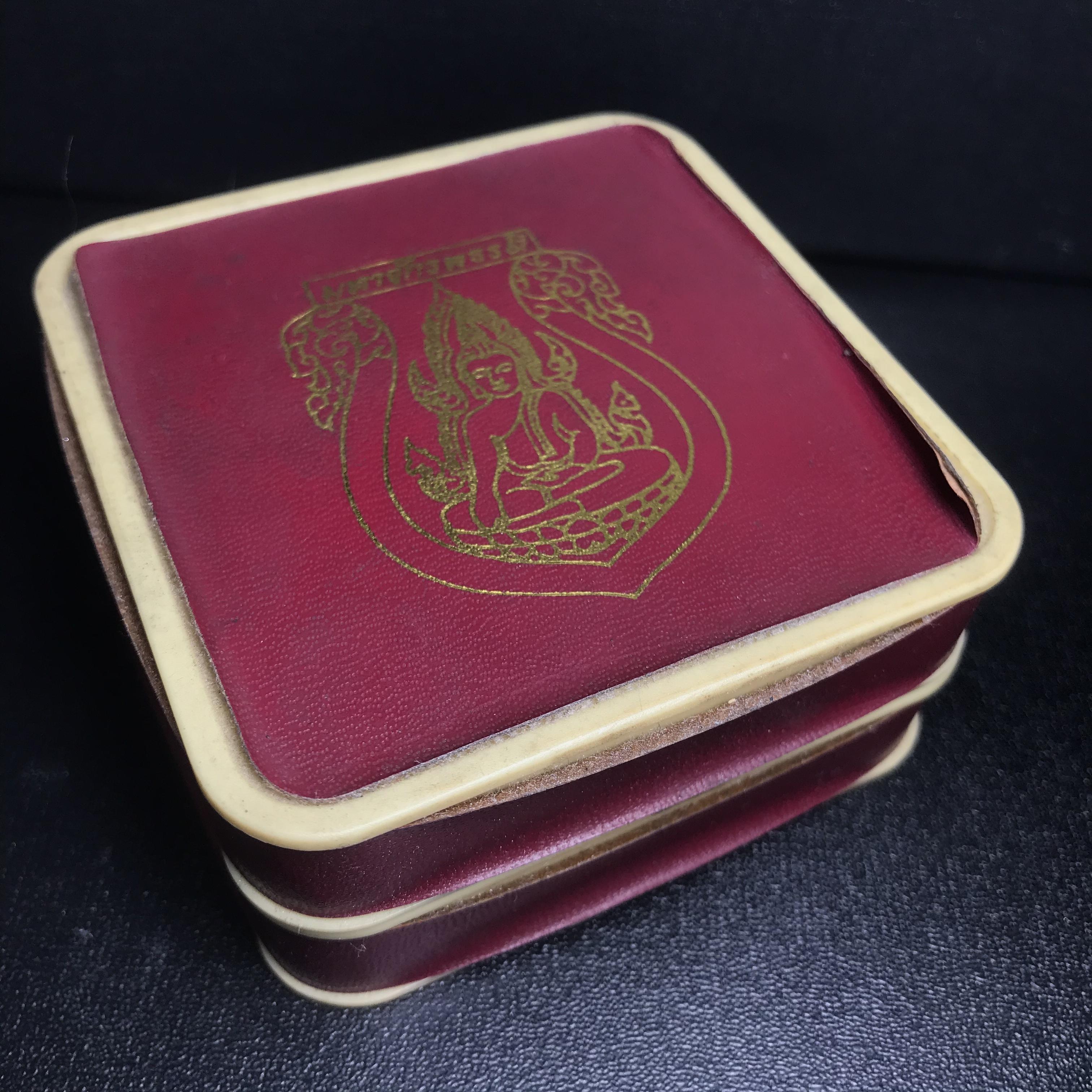 เหรียญพระพุทธชินราชเสมา รุ่น มหาจักรพรรดิ ปี 2545 วัดพระศรีรัตนมหาธาตุวรวิหาร จ.พิษณุโลก พิมพ์ใหญ่ เนื้อเงินสามกษัตริย์(ฉากพื้นหลังสามมิติ) ตอกโค๊ตและหมายเลข ซีนเดิมกล่องบรรจุเดิม คัดสวยสมบูรณ์