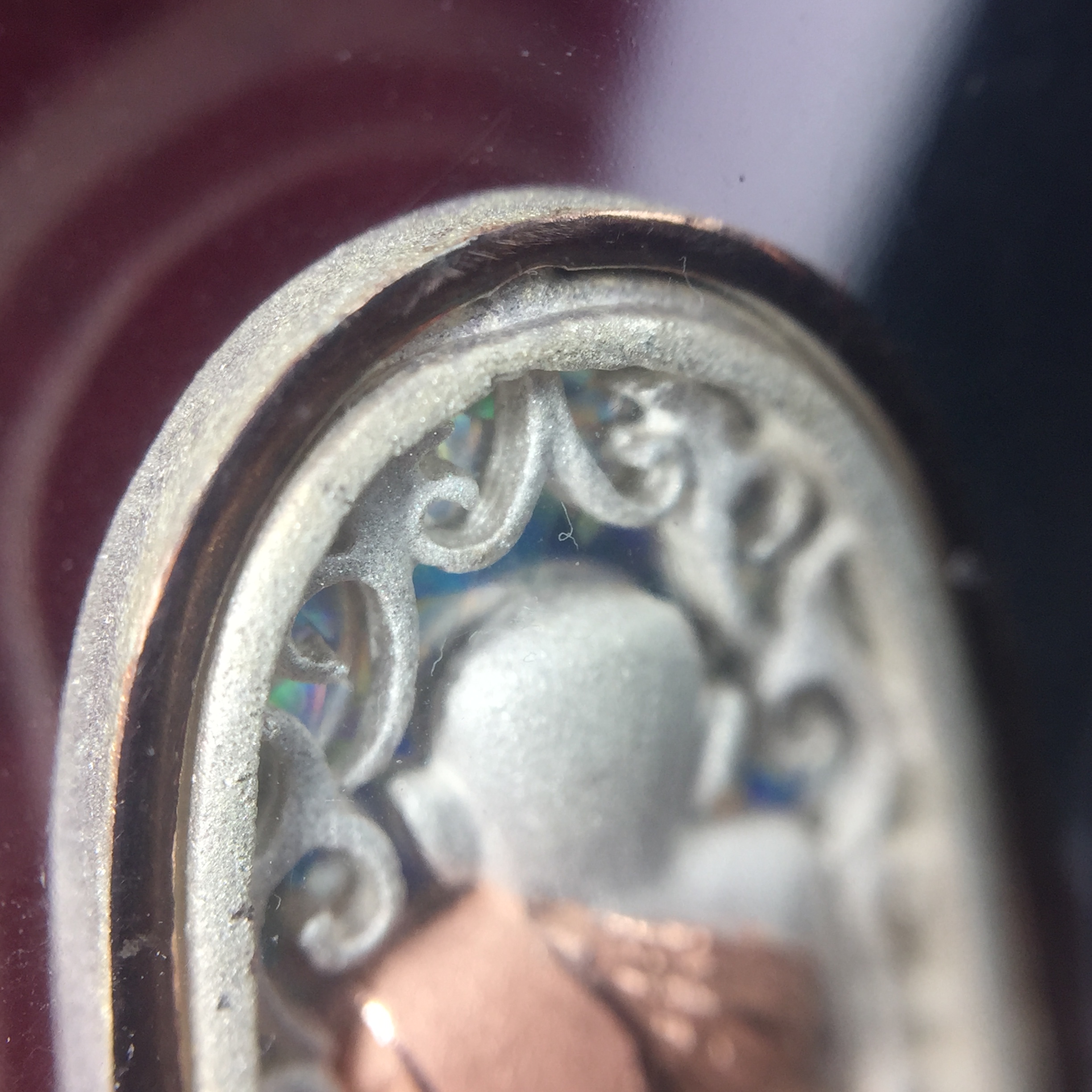 เหรียญหลวงพ่อทวด รุ่น มงคลบารมี วัดประสาทบุญญาวาส ปี 2545 เนื้อเงินสามกษัตริย์ พิมพ์ทรงพระรอด(ขนาด 2.2*1.5 ซม.)ฉลุลายฉากพื้นหลังสามมิติเปลือกหอยมุกสวยงาม ตอกโค๊ต ก(กรรมการ)พร้อมกล่องบรรจุเดิม