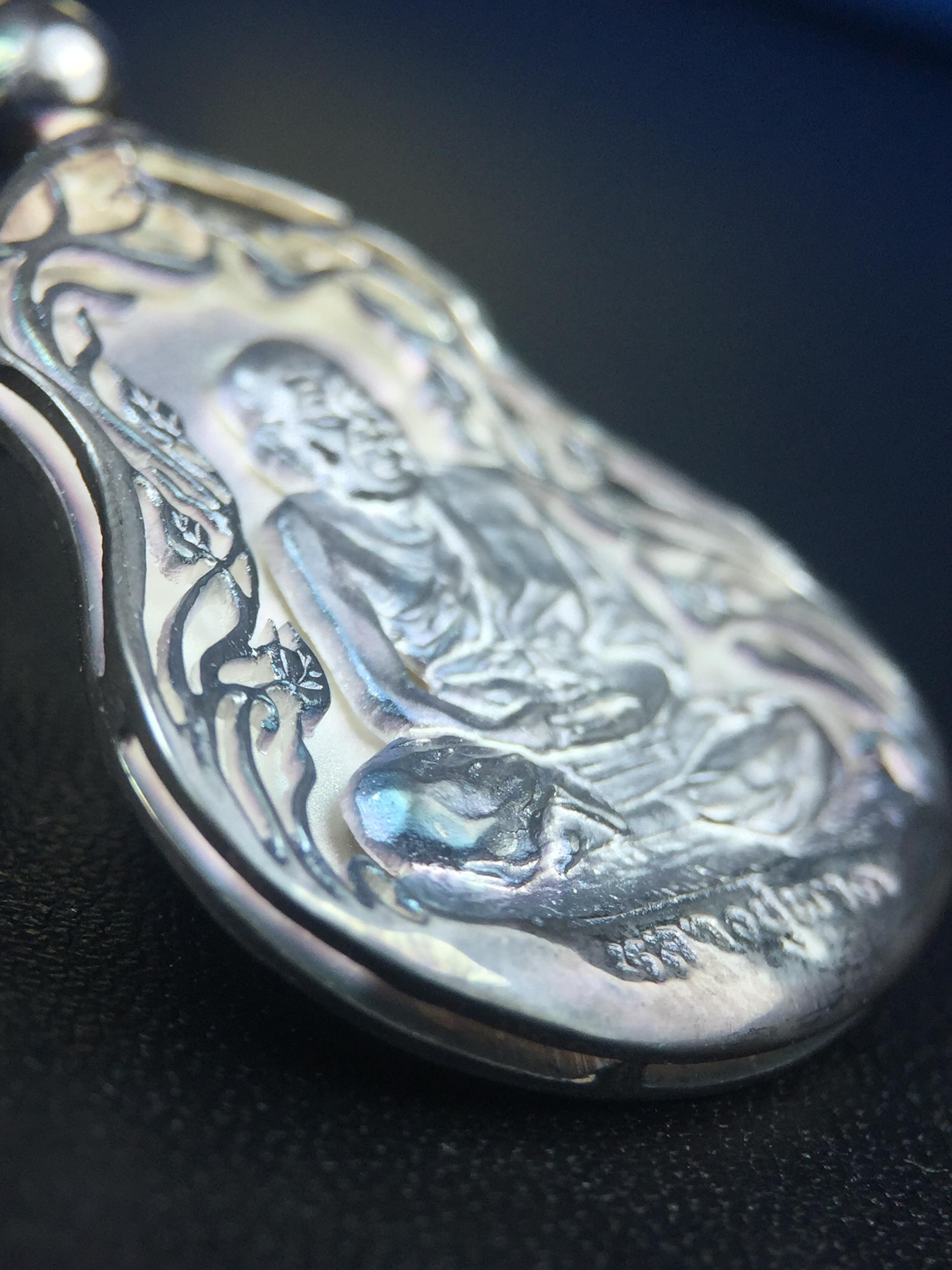 เหรียญหลวงปู่ทวด พระนามาภิไธย สก. แบบงานฉลุโบราณ(HAND MADE) ปี 2544 เนื้อเงิน(ผิวเดิมขึ้นสีรุ้งธรรมชาติสวยมาก) พิธีปลุกเสก ณ อุโบสถวัดช้างให้ และ พิธีมังคลาภิเษก ณ พระอุโบสถ วัดพระศรีรัตนศาสดาราม(วัดพระแก้ว) (1 ใน 2000 เหรียญ)พบเจอน้อยหายากมาก