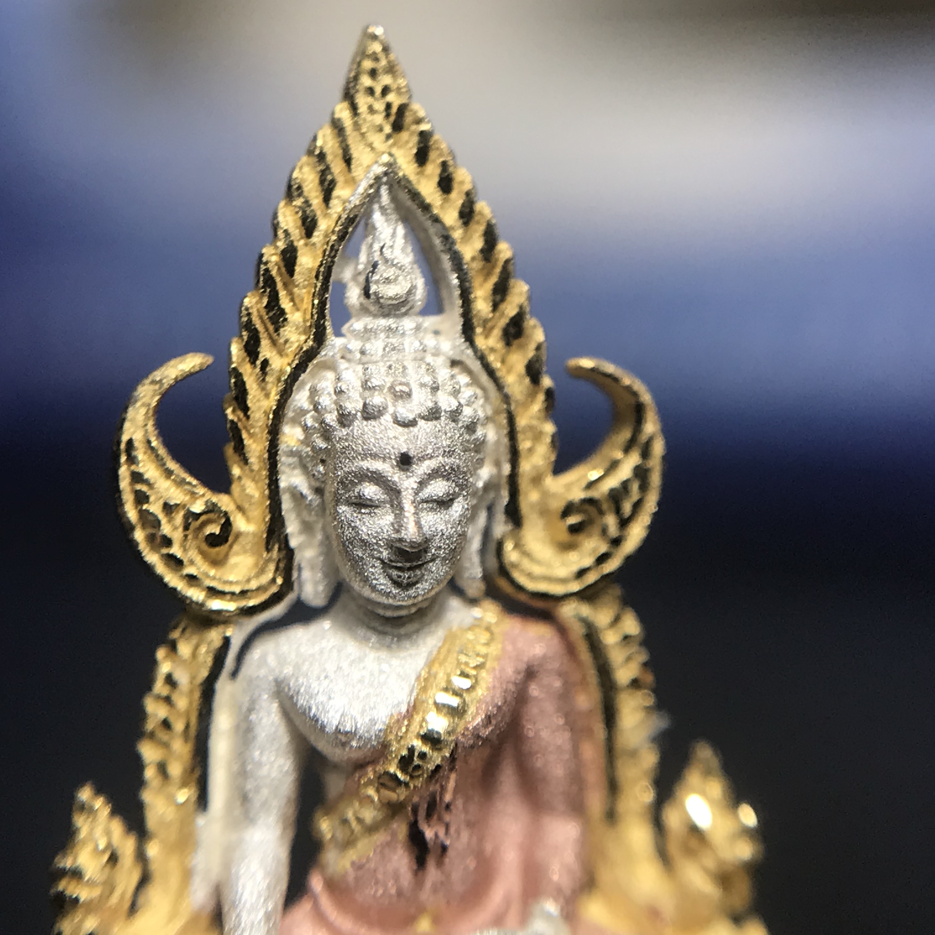 พระพุทธชินราช ภปร. โครงการ เพราะแผ่นดินนี้คือแผ่นดินเกิด เนื้อเงินชุบสามกษัตริย์ ปี2551 ขนาดหน้าตัก1/4นิ้ว (สวยงามหายาก)