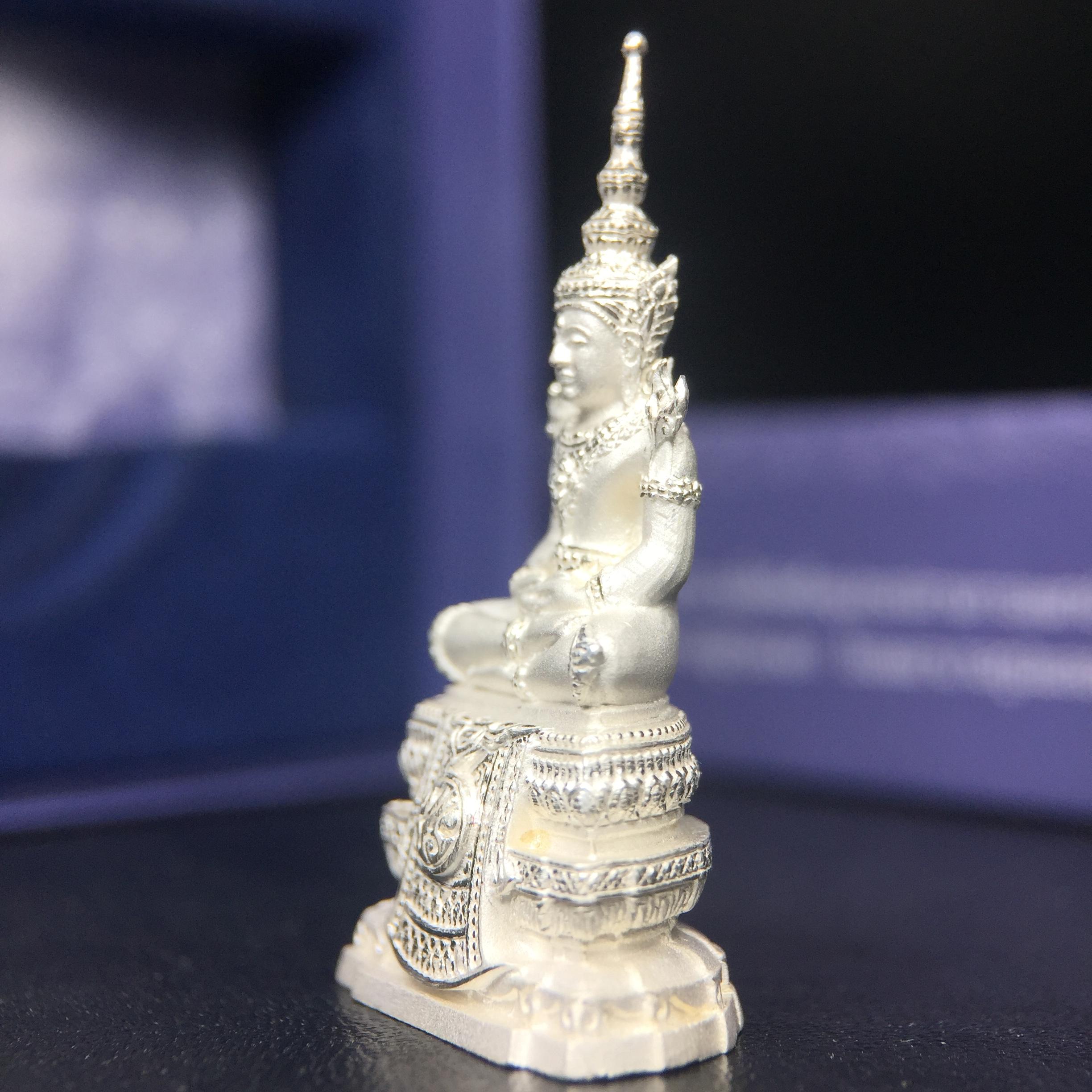 พระแก้วมรกต ภปร. ปี2547 จัดสร้างโดย รพ.ภูมิพลฯ เนื้อเงิน ลอยองค์ หน้าตัก 1/2 นิ้ว งดงามทรงคุณค่าอีกหนึ่งรุ่นยอดนิยม หายาก(1ใน3000องค์)