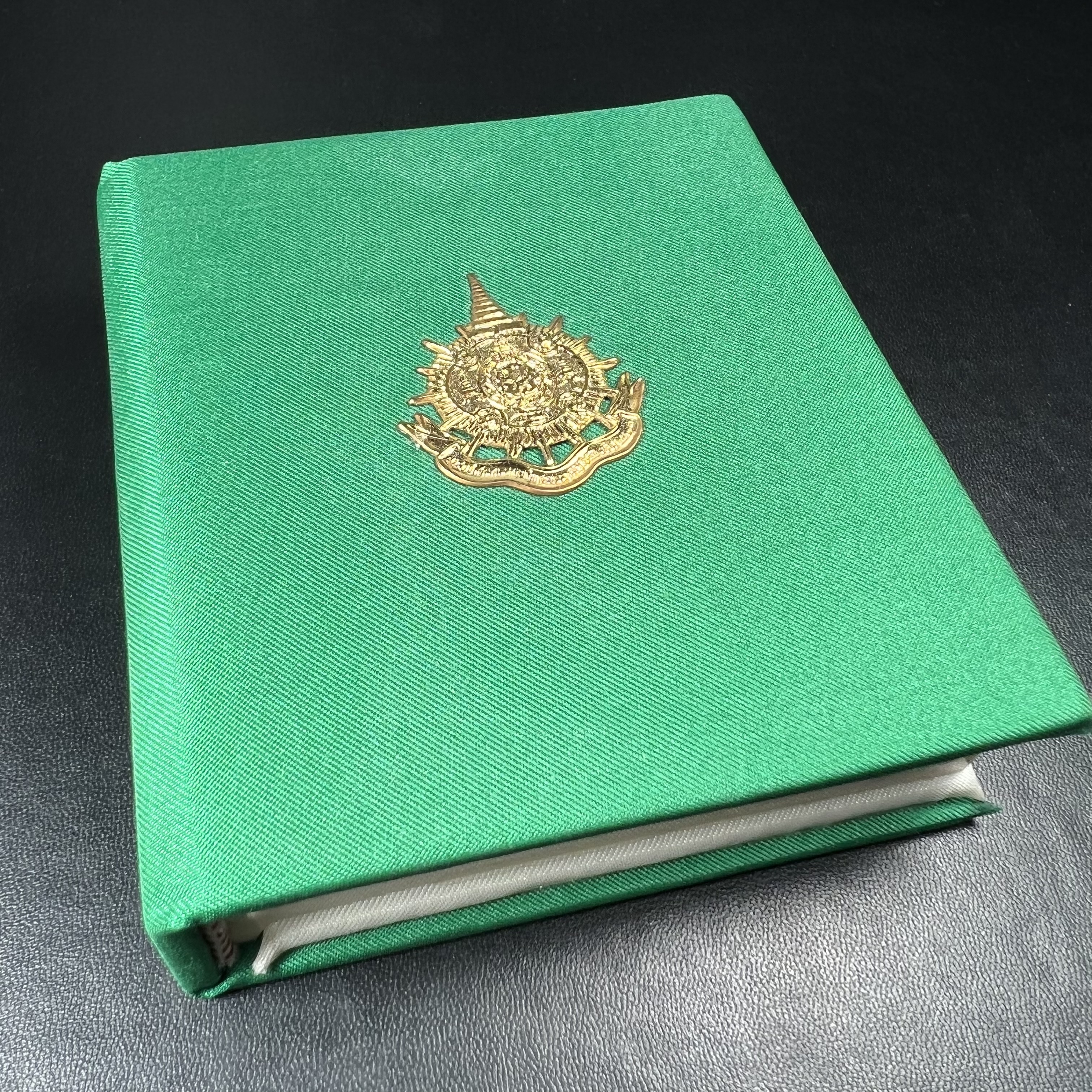 พระพุทธชินราช ภปร. ในวโรกาสพระราชพิธีมหามงคล เฉลิมพระชนมายุ6รอบ 5ธันวาคม2542 มูลนิธิพิทักษ์ดวงตาประชาชน จัดสร้าง เนื้อเงินบริสุทธิ์ 99.9% แบบชุบทองประกายเพชร 3 ไมครอน พิมพ์กลาง ขนาดสูง 2.4 ซม. พร้อมกล่องบรรจุเดิม