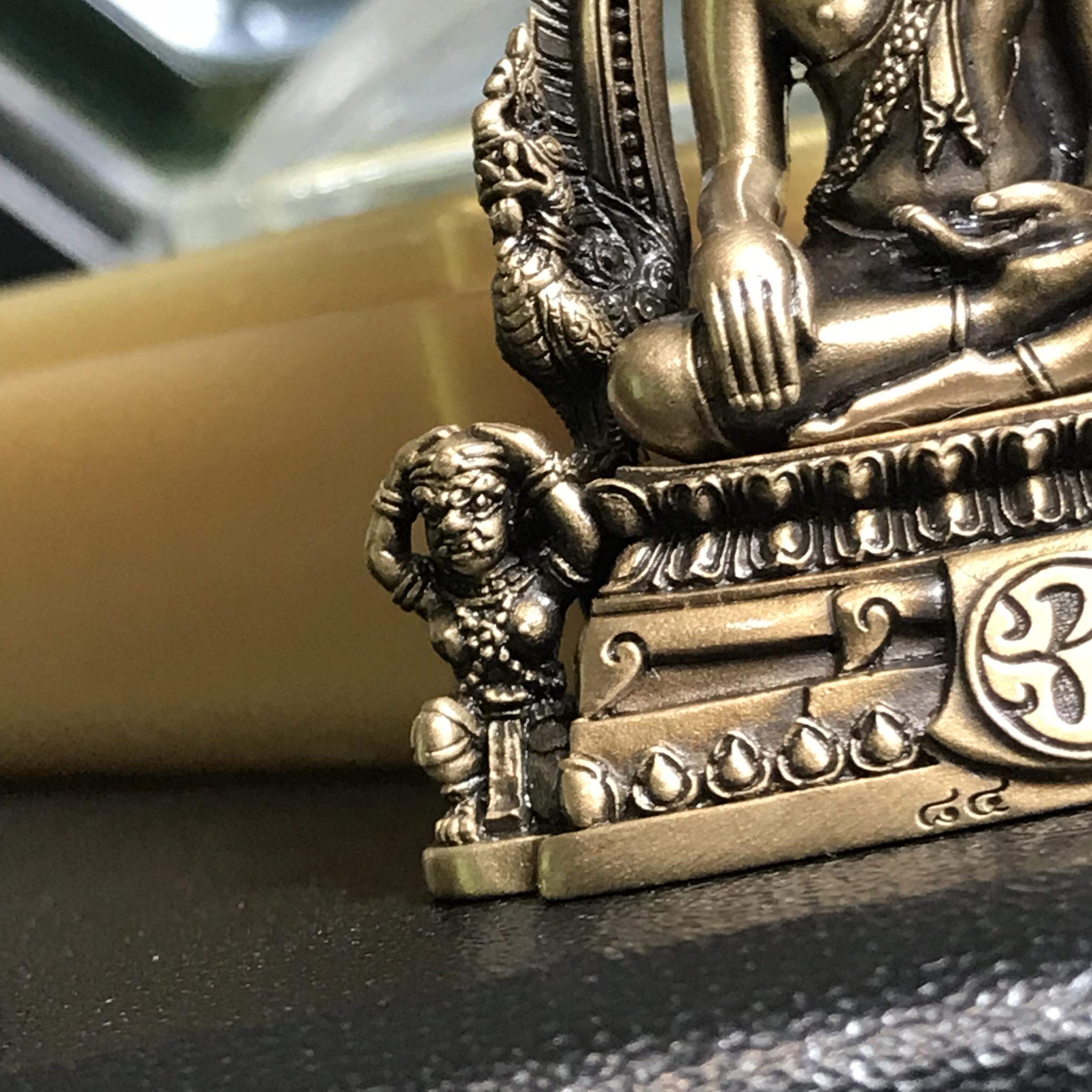 พระพุทธชินราช(จำลอง) ภปร 84 พรรษา เนื้อบรอนซ์รมดำซาติน พิมพ์ใหญ่ขนาดหน้าตัก 3/4 นิ้ว(1ใน5000องค์) )(พระราชทานมวลสาร จิตรลดาและเส้นพระเจ้า(เส้นผม)รัชกาลที่9)