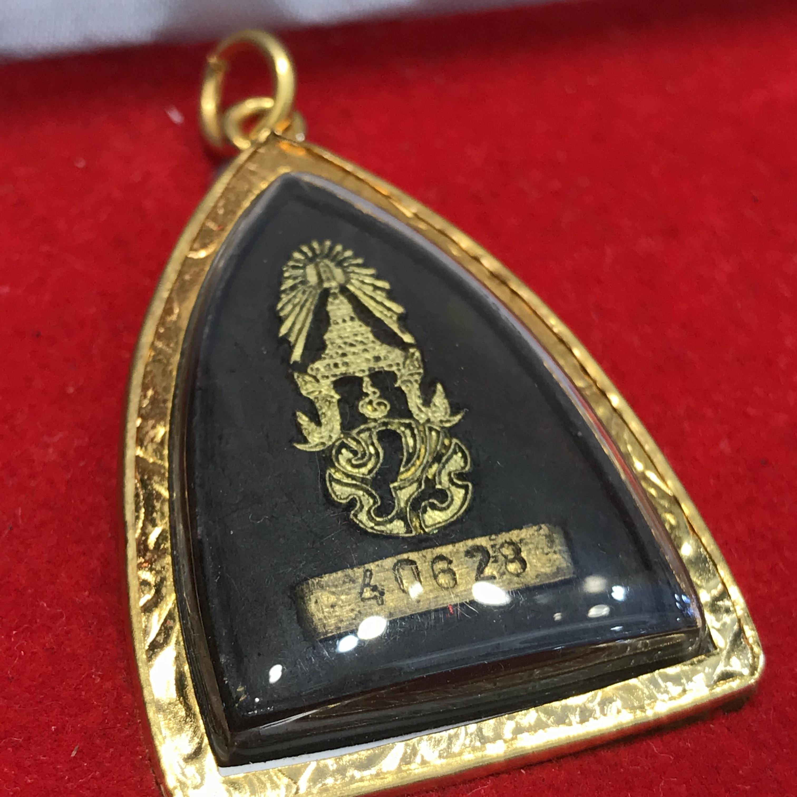 พระชุดของขวัญ 3 องค์ พระหลวงปู่ทวด ทรงกลีบบัวและกลีบขนุน เนื้อว่านดำ ภ.ป.ร. พร้อมพระพุทธสิงหธรรมมงคล ห่อหุ้มด้วยทองนพเกล้า ปี 2547