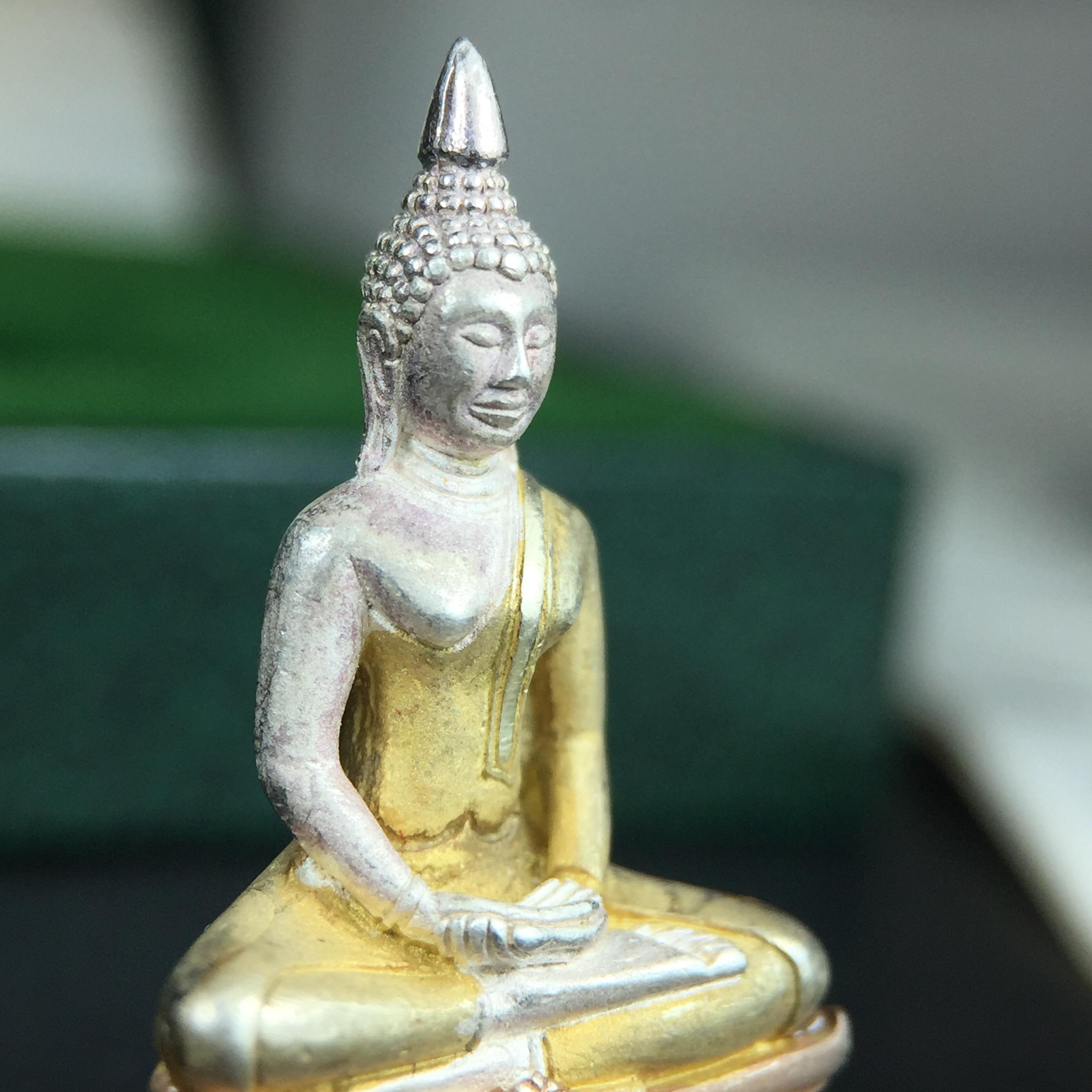 พระพุทธโสธร ภปร. รุ่นย้อนยุค สร้างพระอุโบสถ สมาคมชาวฉะเชิงเทรา จัดสร้าง ปี 2539 วโรกาสครองสิริราชสมบัติครบ 50 ปี เนื้อเงินสามกษัตริย์ทรายนวลขัดเงาบางส่วน(ผิวเดิม) พร้อมกล่องบรรจุและใบรับรองเดิม