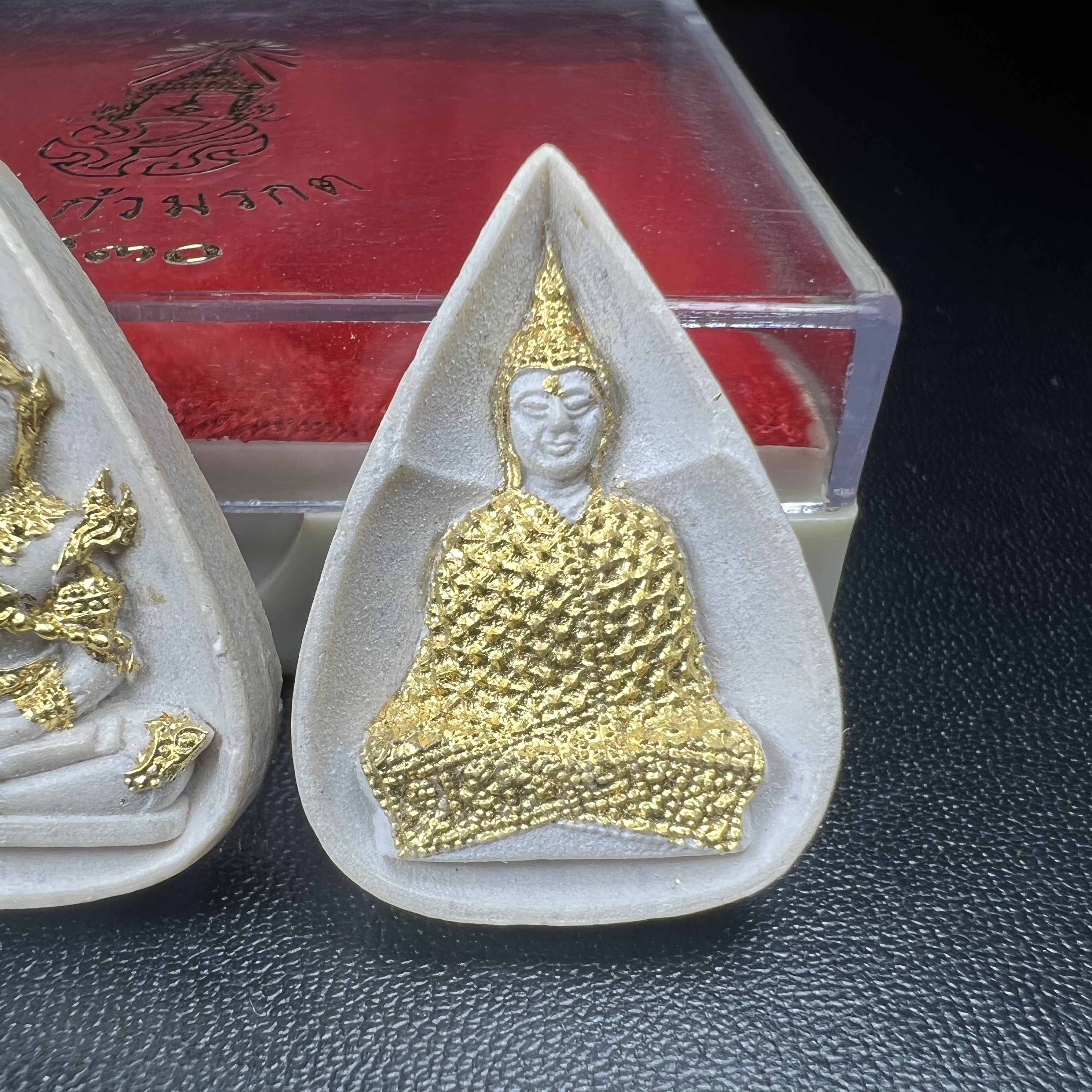 พระแก้วมรกต หลัง ภปร. เนื้อผง ปี2530 พระดี พิธีใหญ่ ประกอบพิธีพุทธาภิเษกพร้อมกับพิธีพระกริ่งปวเรศ ปี2530 วัดบวรนิเวศและวัดพระแก้ว(ครบชุดสามฤดูกล่องเดิมครบ)หายาก