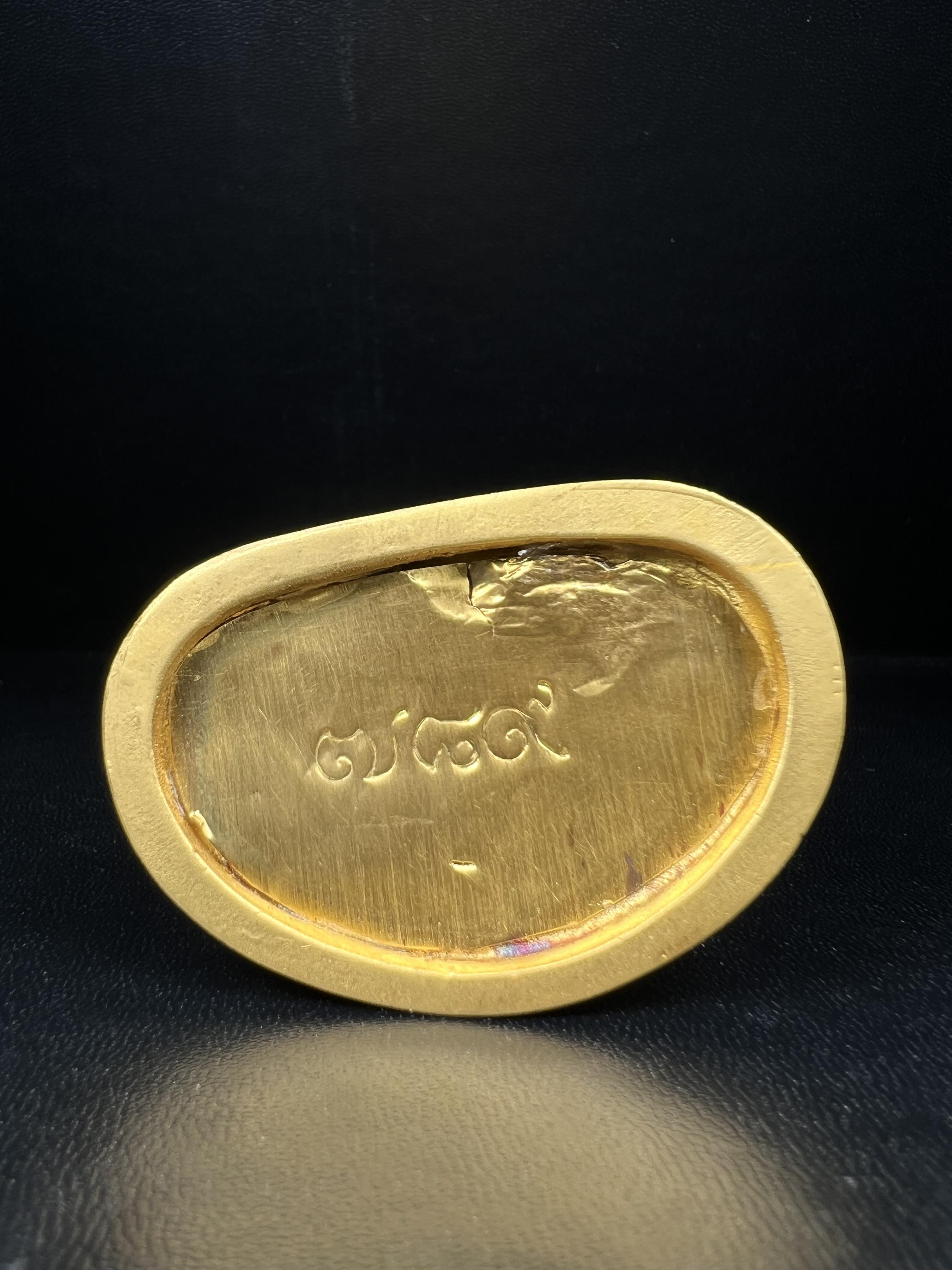 พระแก้วมรกต ภปร.(รุ่นแรก)ปี2545 รุ่นฉลองกรุงรัตนโกสินทร์ครบ 220 ปี หล่อลอยองค์ เนื้อทองคำบริสุทธิ์99.99% ขนาดบูชา 50*90 มม.(องค์หมายเลข ๗๘๙)(เลขมังกร 789 พลังแห่งความ มั่งคั่ง ร่ำรวย อำนาจ บารมี)สุดยอดมงคลแผ่นดินที่ควรเก็บรักษา บูชาเป็นมงคลชีวิต(หายากมาก)