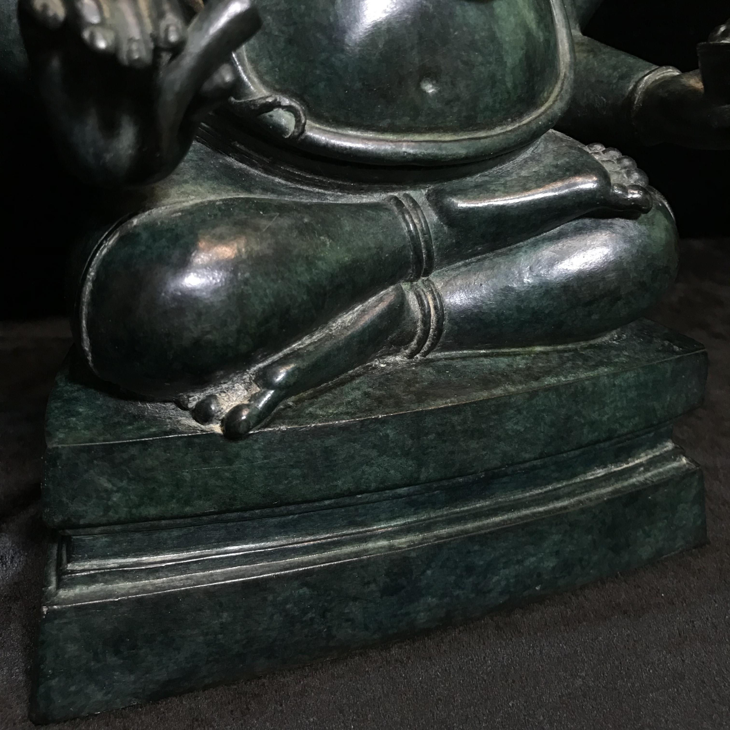 พระพิฆเนศครบรอบ55ปี คณะจิตรกรรม ม.ศิลปากร ปี 2540 เนื้อสำริด สนิมเขียว พาติน่า (Patinas) ขนาด 5x9 นิ้ว เป็นพระพิฆเนศที่งดงามทางด้านศิลปะมาก