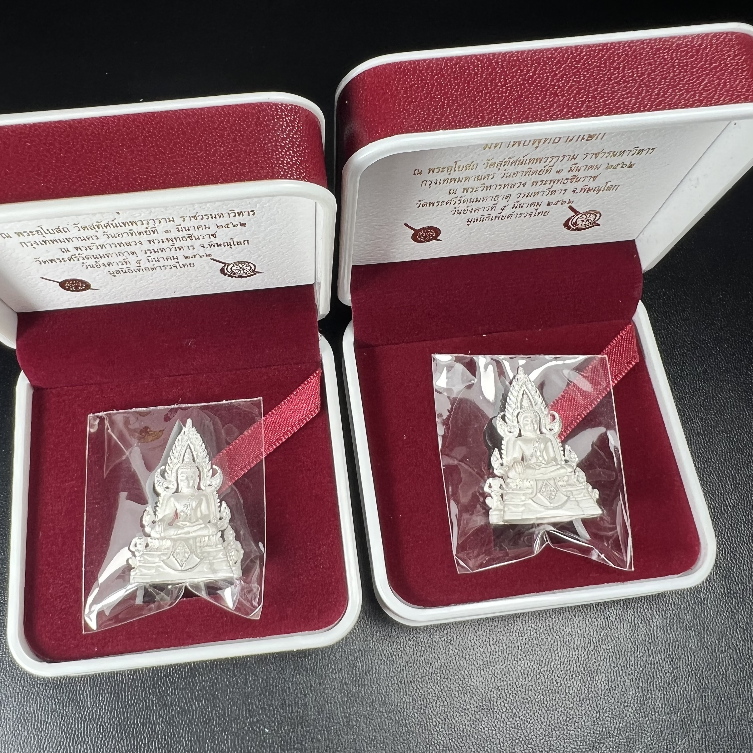 พระพุทธชินราช รุ่น ประวัติศาสตร์ มูลนิธิเพื่อตำรวจไทยจัดสร้าง ปี 2562 เนื้อเงินขัดเงา พิมพ์พระพุทธชินราช ลอยองค์ แบบจิวเวอร์รี่(ขนาดสูง 3.5 ซม.) (สภาพ สวย ซีนซองเดิม กล่องบบรรจุเดิมครบสมบูรณ์)