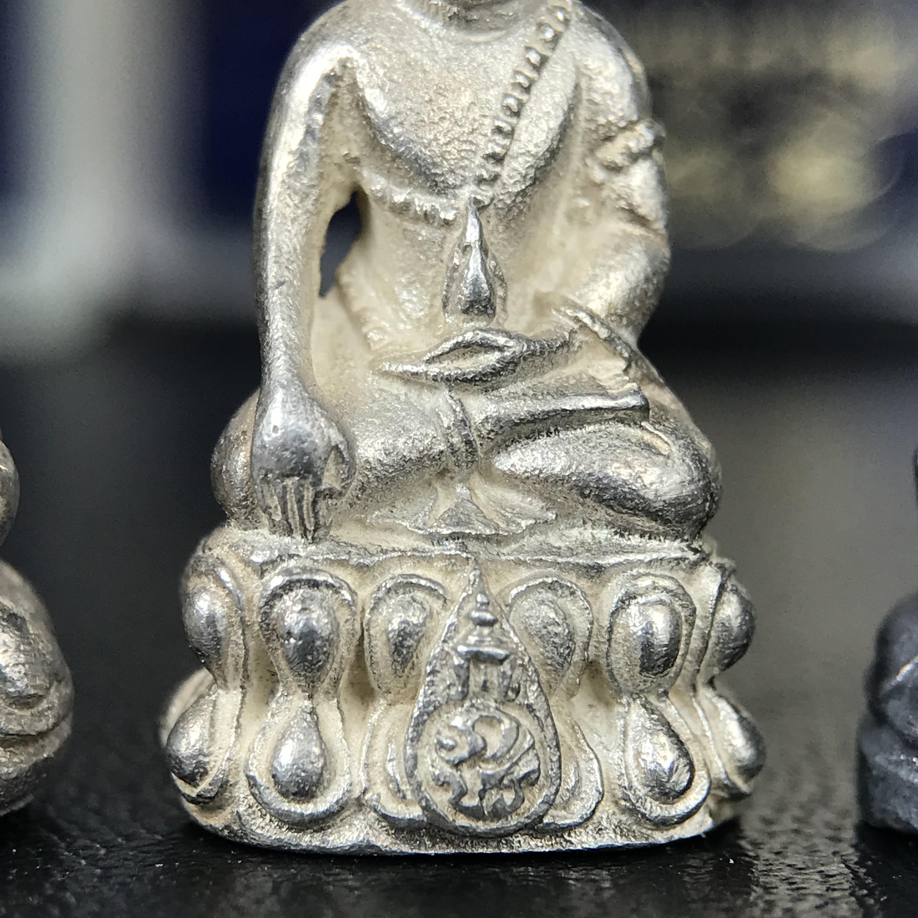 พระกริ่งนวปทุม ภปร.-พระชัยวัฒน์นวปทุม ภปร.-พระกริ่งไพรีพินาศ ภปร. รุ่นแรก วัดปทุมวนาราม ครบชุดเนื้อเงิน ปี2535(ในหลวงรัชกาลที่9เสด็จเททอง)(1ใน3000องค์)หายาก***เก็บทีเดียวครบชุดไปเลยรุ่นนี้ แนะนำ....ตอนนี้หายากแล้ว***