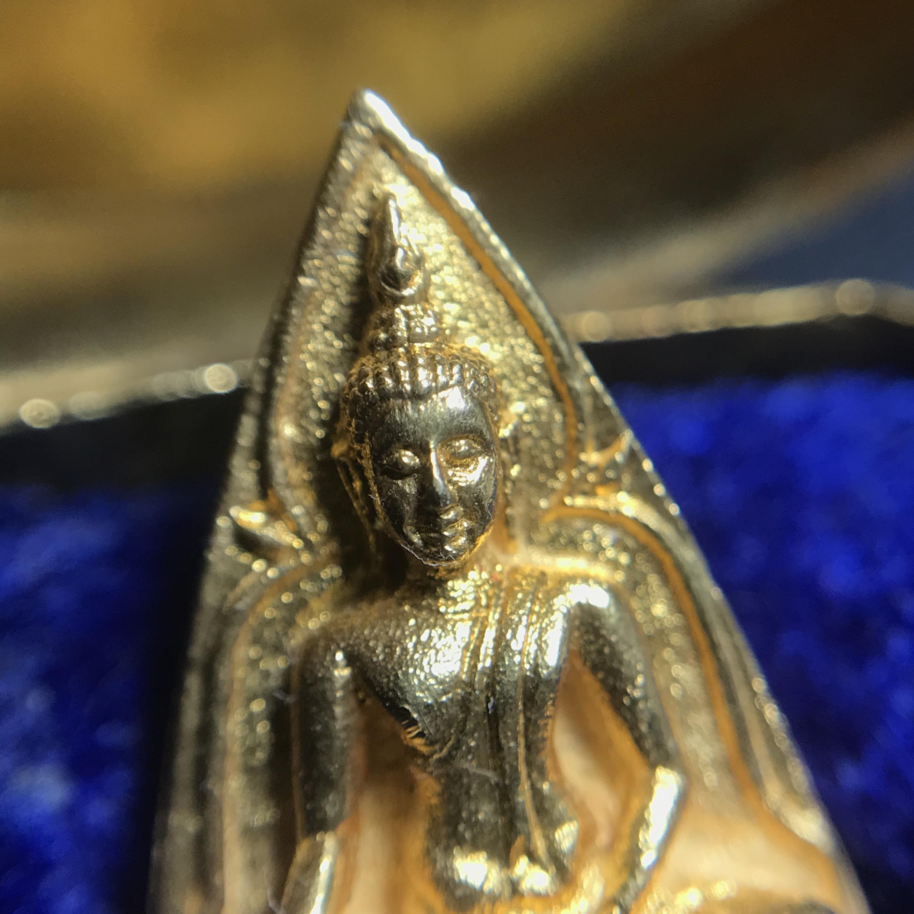 พระสมเด็จนางพญา ส.ก. ปี2535 เนื้อทองคำ พิมพ์เล็ก 5รอบพระราชินี หลวงปู่โต๊ะปลุกเสก(ในหลวงและพระราชินีเสด็จในพิธี) พร้อมกล่องบรรจุเดิม(นิยม)