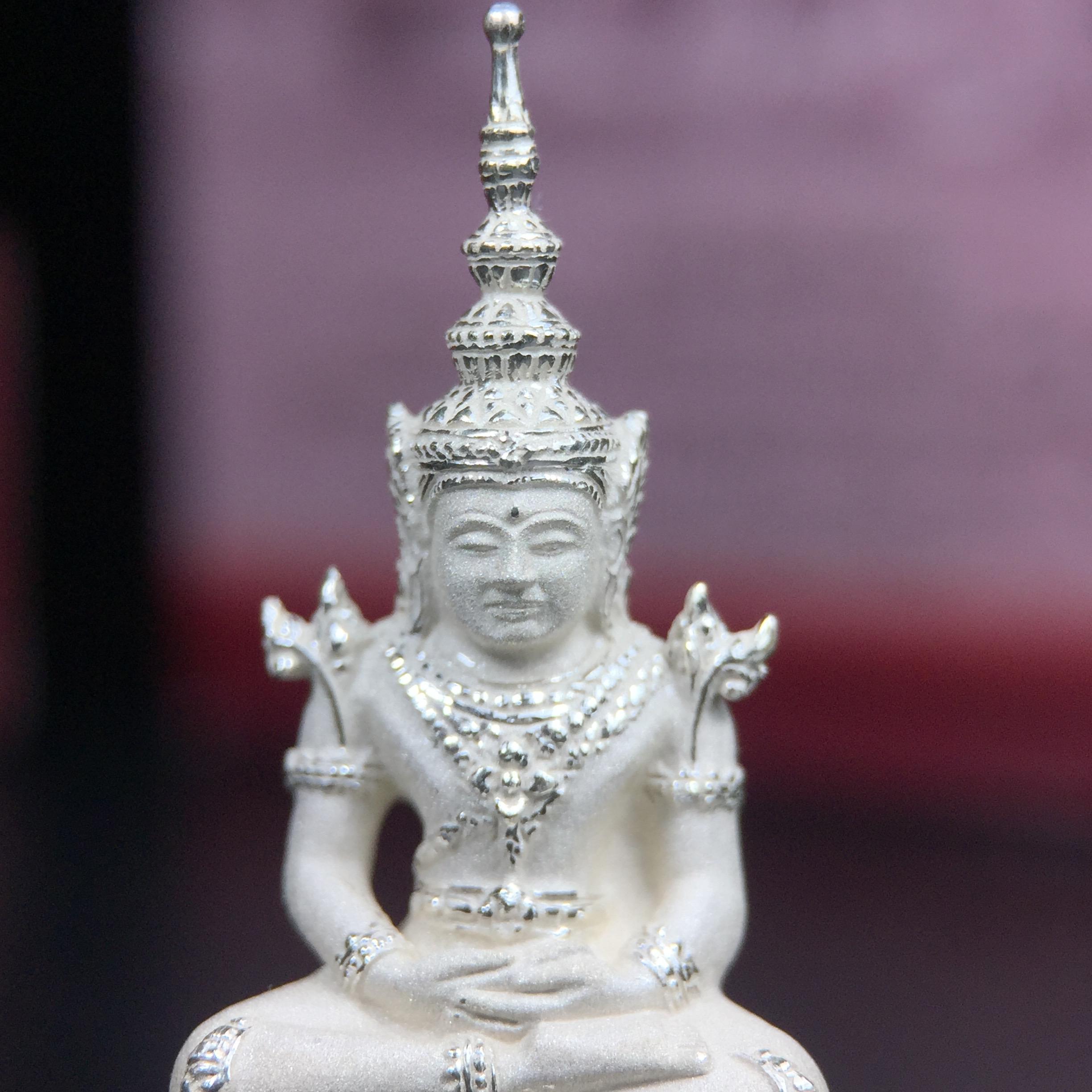 พระแก้วมรกต ภปร.(รุ่นแรก) ปี2545 จัดสร้างในมหาวโรกาส พระบาทสมเด็จพระเจ้าอยู่หัวรัชกาลที่ 9 ครบรอบ 75 พรรษา และฉลองกรุงรัตนโกสินทร์ครบ 220 ปี พิมพ์ลอยองค์ใหญ่ เนื้อเงินบริสุทธิ์ 92.5% ขนาด 19*35 มม. พร้อมกล่องบรรจุเดิม สวยครบสมบูรณ์(องค์หมายเลข 1063)