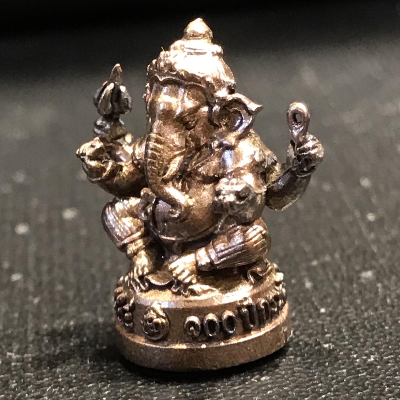 พระพิฆเนศ รุ่นครบรอบ100 ปี กรมศิลปากร ปี2556 พิมพ์ลอยองค์ เนื้อโลหะผสม ปางบรมครู(องค์นั่ง)สูง 1 นิ้ว