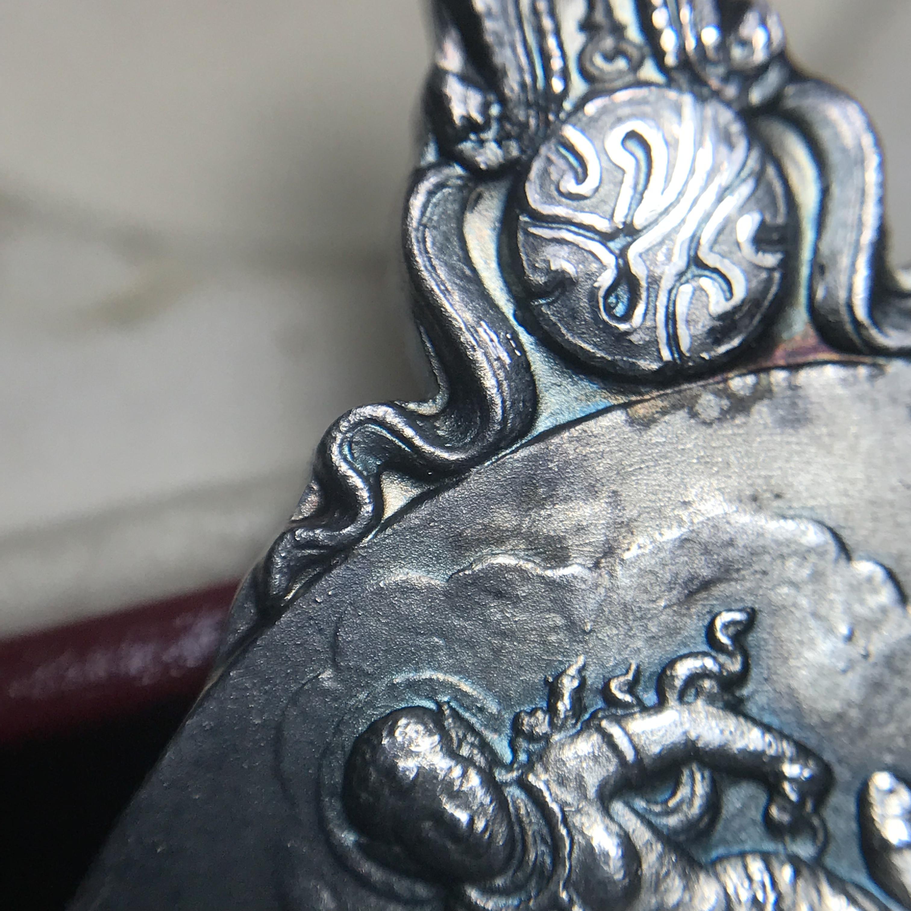 เหรียญพระมหาชนก ปี2539(รุ่นแรก) เนื้อเงิน พิมพ์ใหญ่บล็อกนิยมหายากสุดในรุ่น(วงเดือน คอจุด) ผิวเดิมสีรุ้งธรรมชาติแบบนิยม พร้อมหนังสือสภาพสวยครบชุด