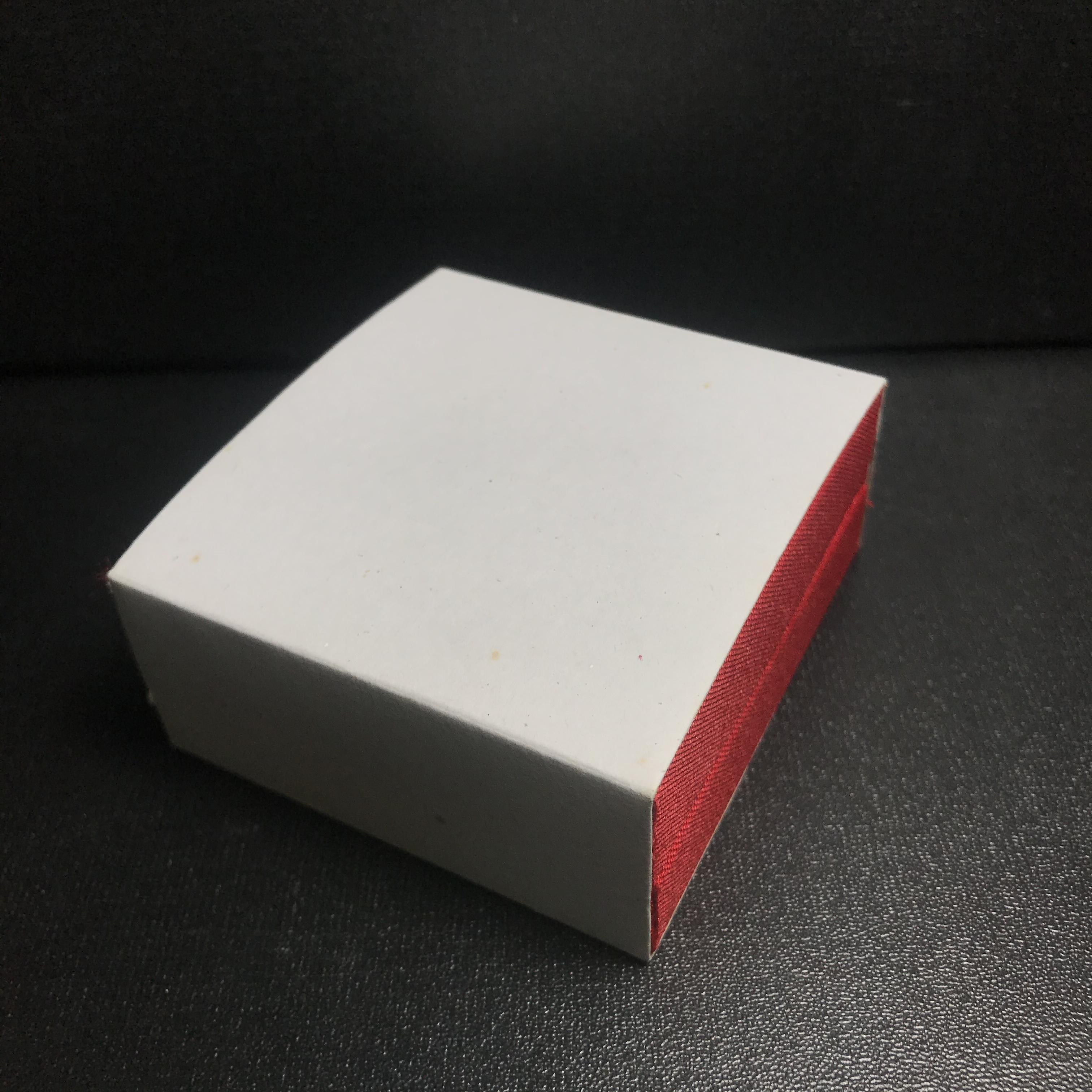 พระพุทธมหามณีรัตนปฎิมากร(พระแก้วมรกต)รุ่น เฉลิมพระเกียรติ วัดพระศรีรัตนศาสดารามราม(วัดพระแก้ว) ปี2543 เนื้อเงินสามกษัตริย์พิมพ์ซุ้มกนกใหญ่ สภาพสวยซีนเดิมกล่องครบ