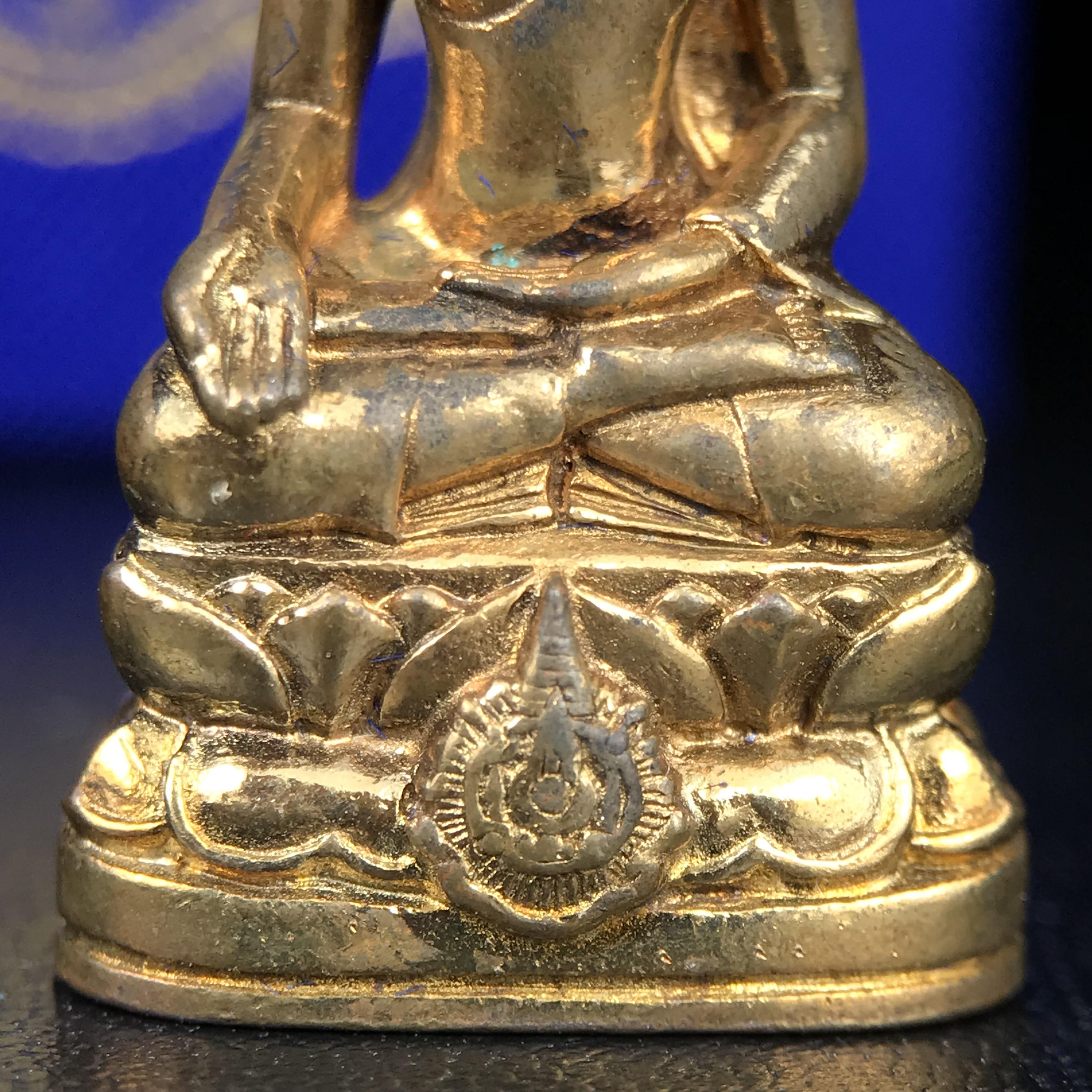 พระกริ่งไพรีพินาศ บรรจุเหล็กไหล ครั้งแรกและครั้งเดียวในประวัติศาสตร์ เฉลิมพระเกียรติ พระบาทสมเด็จพระเจ้าอยู่หัวรัชกาลที่9 พระชนมพรรษา 6 รอบ ปี2542 เนื้อสัมฤทธิ์(บรรจุเหล็กไหล)ดีนอก-ดีใน พิธีใหญ่ มวลสารเด่น (หายาก)