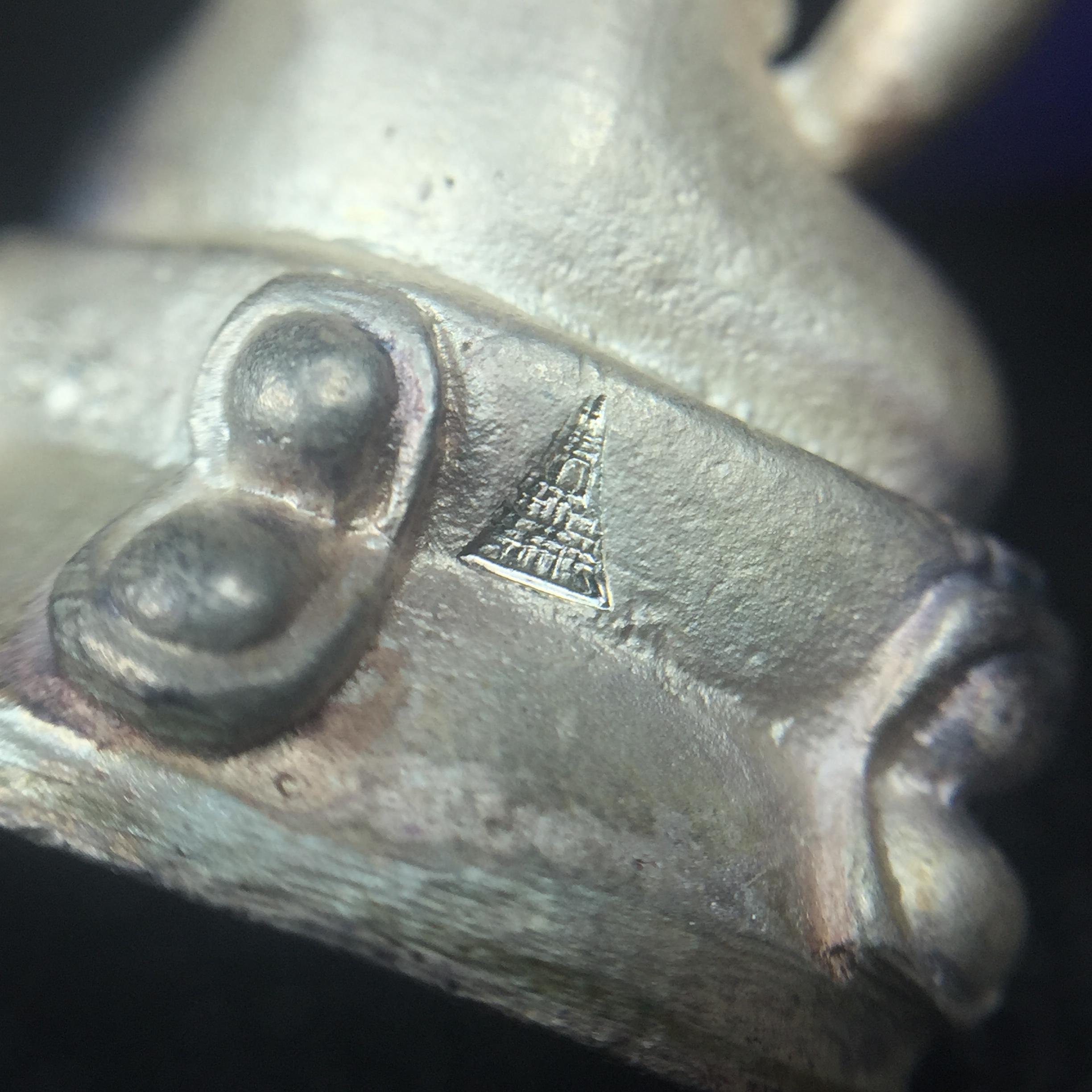 พระกริ่งรุ่นสร้างเจดีย์ วัดคีรีวิหาร ปี 2538 เนื้อเงิน(สภาพผิวสวยเดิม) ที่ระลึกในวาระครบ 5 รอบของ สมเด็จพระวันรัต(จุนท์ พฺรหฺมคุตฺโต) วัดบวรนิเวศวิหาร(เนื้อเงินตอกโค๊ตด้านหลังและเลขใต้ฐาน องค์นี้หมายเลข 360(ผลรวมได้9 เลขมงคล))(1 ใน 561 องค์)หายาก!!