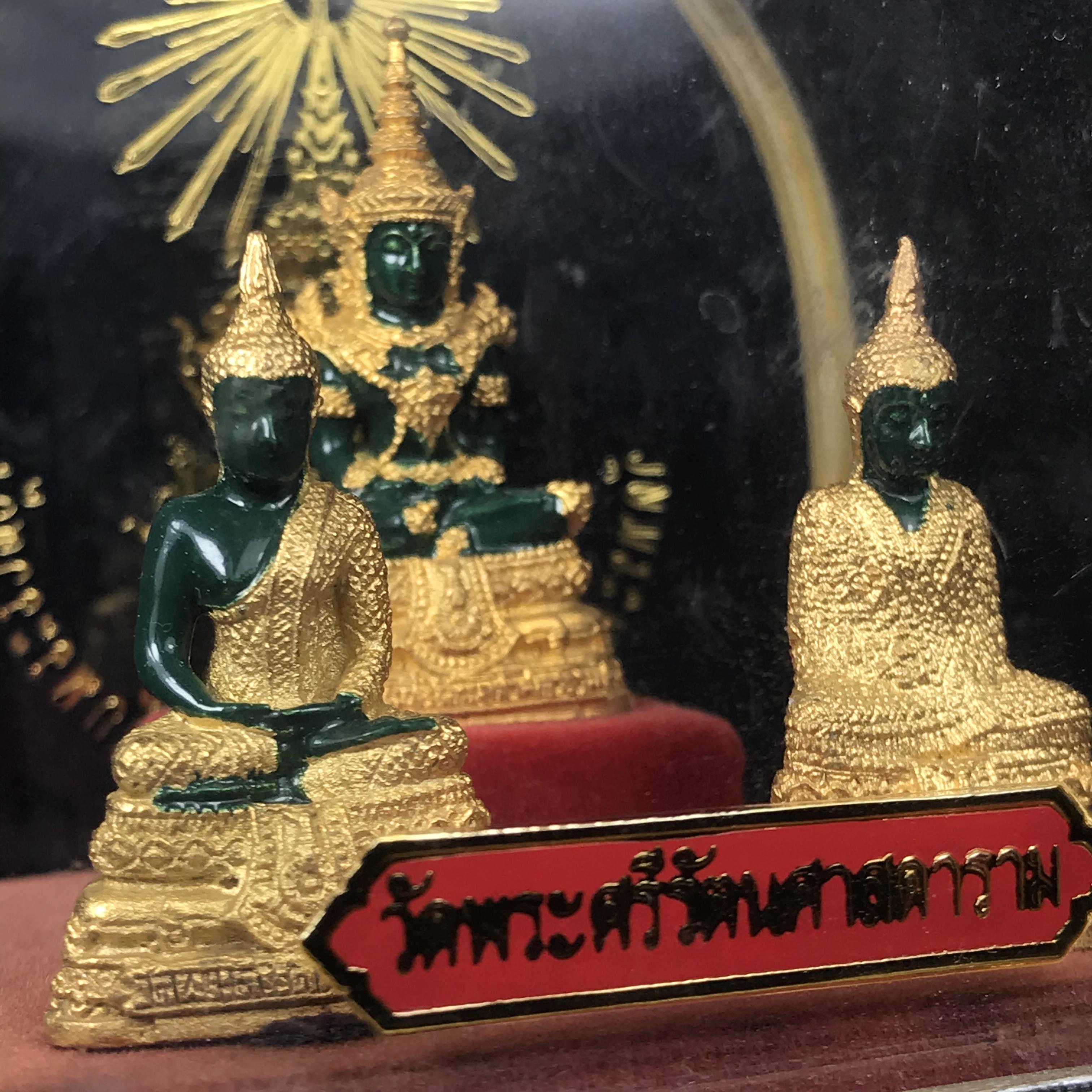 พระพุทธมหามณีรัตนปฏิมากร(พระแก้วมรกต) วัดพระศรีรัตนศาสดาราม สำนักพระราชวัง จัดสร้าง พิมพ์ทรงเครื่อง 3 ฤดู(ร้อน ฝน หนาว) หน้าตัก 1 นิ้วพร้อมครอบตู้เดิม(บรรจุมวลสารใต้ฐาน)