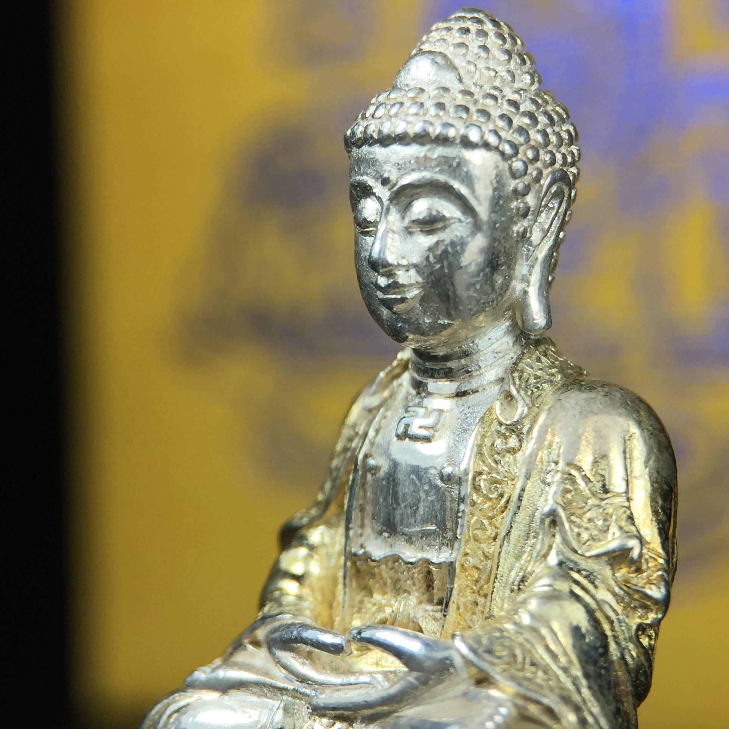 พระกริ่งจีน "ต้าเยิ่นถะ" รุ่น กาญจนาภิเษก ครองราชย์ 50 ปี วัดบวรนิเวศวิหาร ปี2538 เนื้อเงินสามกษัตริย์ สูง 3.8 ซม. (คัดสภาพสวยเดิม พิธีใหญ่ พุทธศิลป์งดงาม)