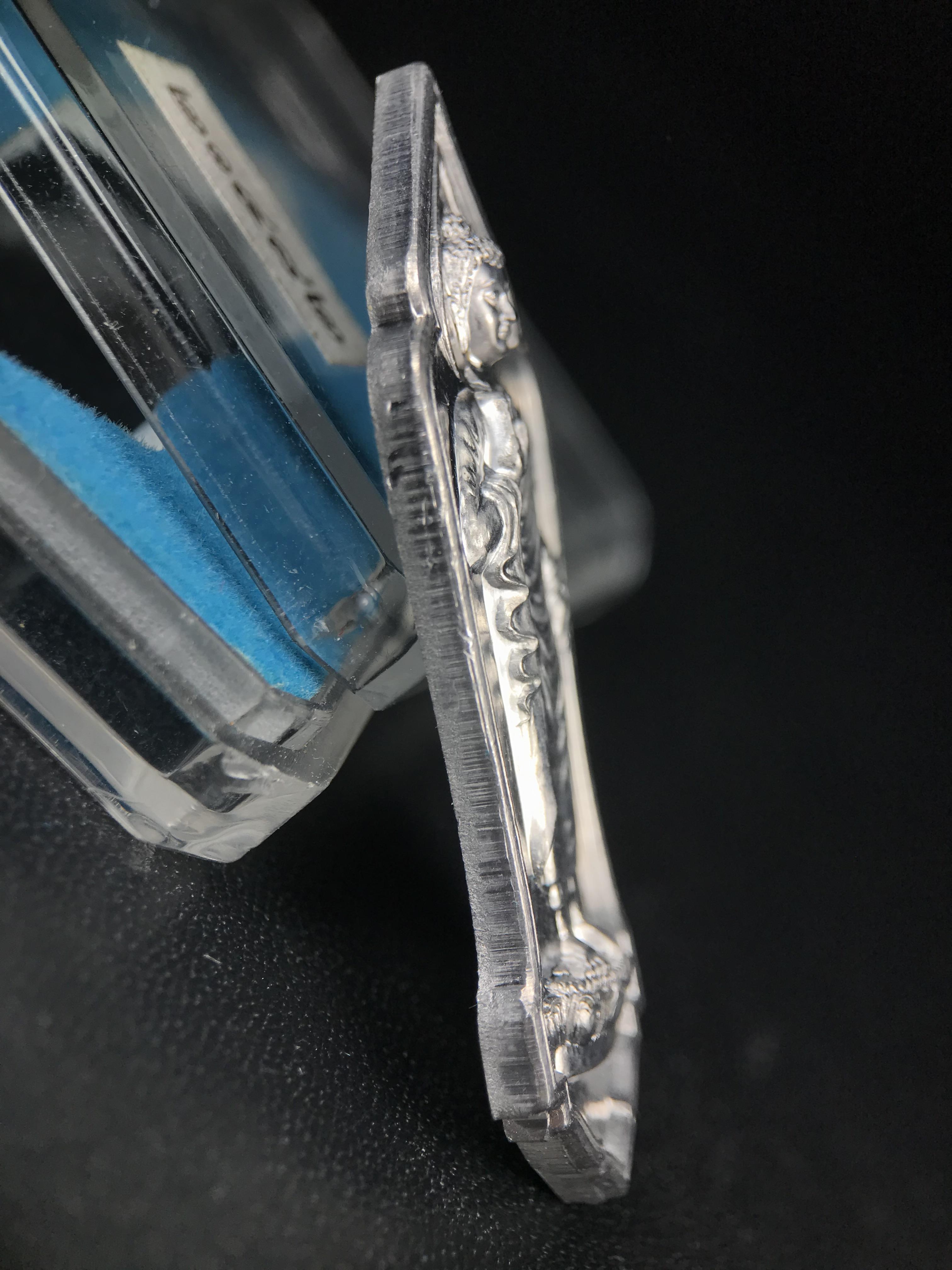 เหรียญที่ระลึกพระพุทธเมตตาประชาไทยไตรโลกนาถคันธารราฐอนุสรณ์ หลัง ภปร. และ สก. วัดทิพย์สุคนธาราม จ.กาญจนบุรี ปี 2558 เนื้อชิน(ตะกั่ว) ขนาดสูง 4.6 ซม. ที่ระลึก ร.9 พระชนมพรรษาครบ 7 รอบ และ สมเด็จพระราชินี พระชนมพรรษา 80 พรรษา พิธีใหญ่