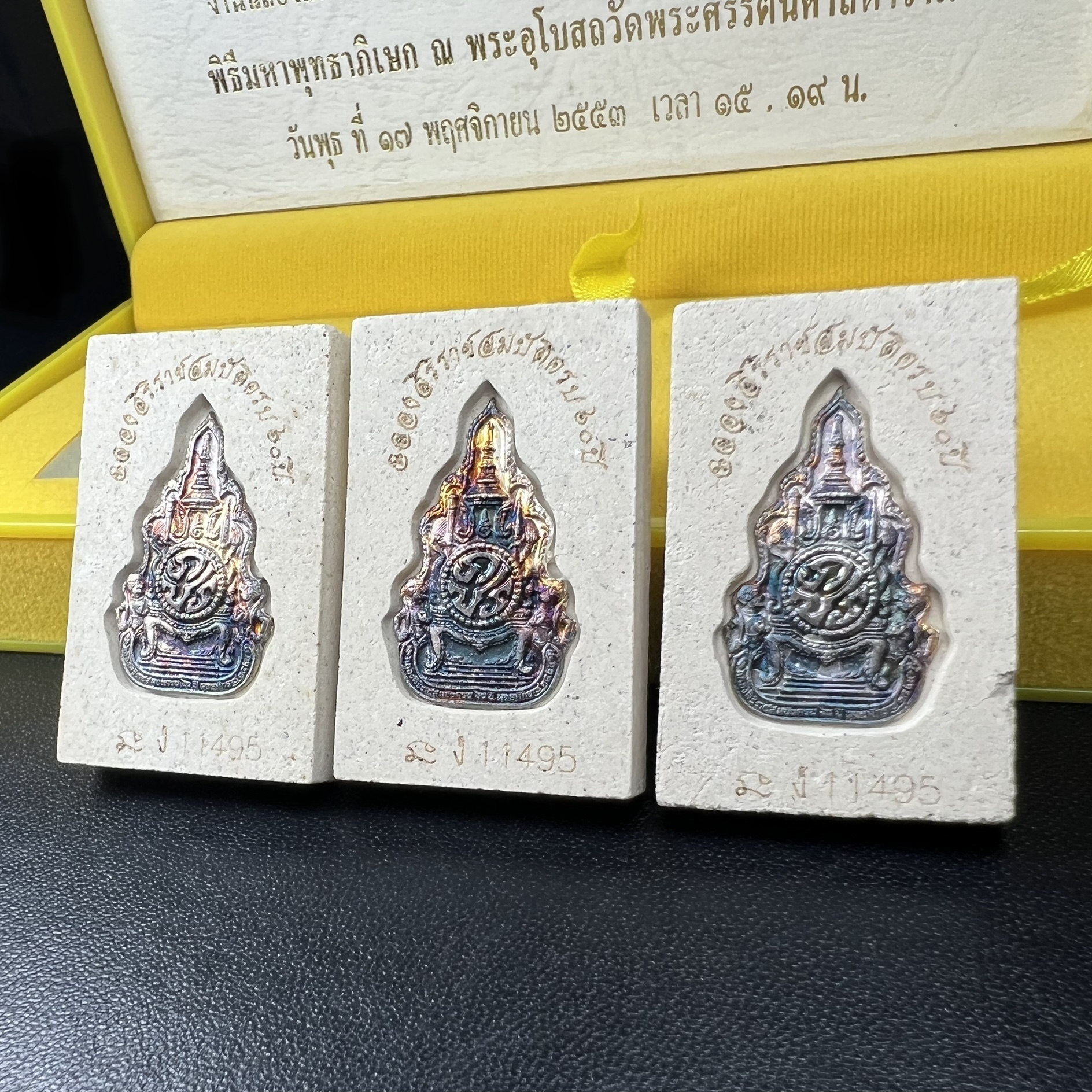 พระสมเด็จพิมพ์ใหญ่ เฉลิมพระเกียรติ พร้อมทั้งอัญเชิญตราสัญลักษณ์ฉลองครองราชย์ครบ 60 ปี เนื้อเงิน 99.9%(ผิวเดิมขึ้นสีรุ้งธรรมชาติ สวย) ประดิษฐานด้านหลังองค์พระ ครบชุด 3 องค์(พระผงพุทธคุณผสมบุษราคัม ไพลิน ทับทิม)