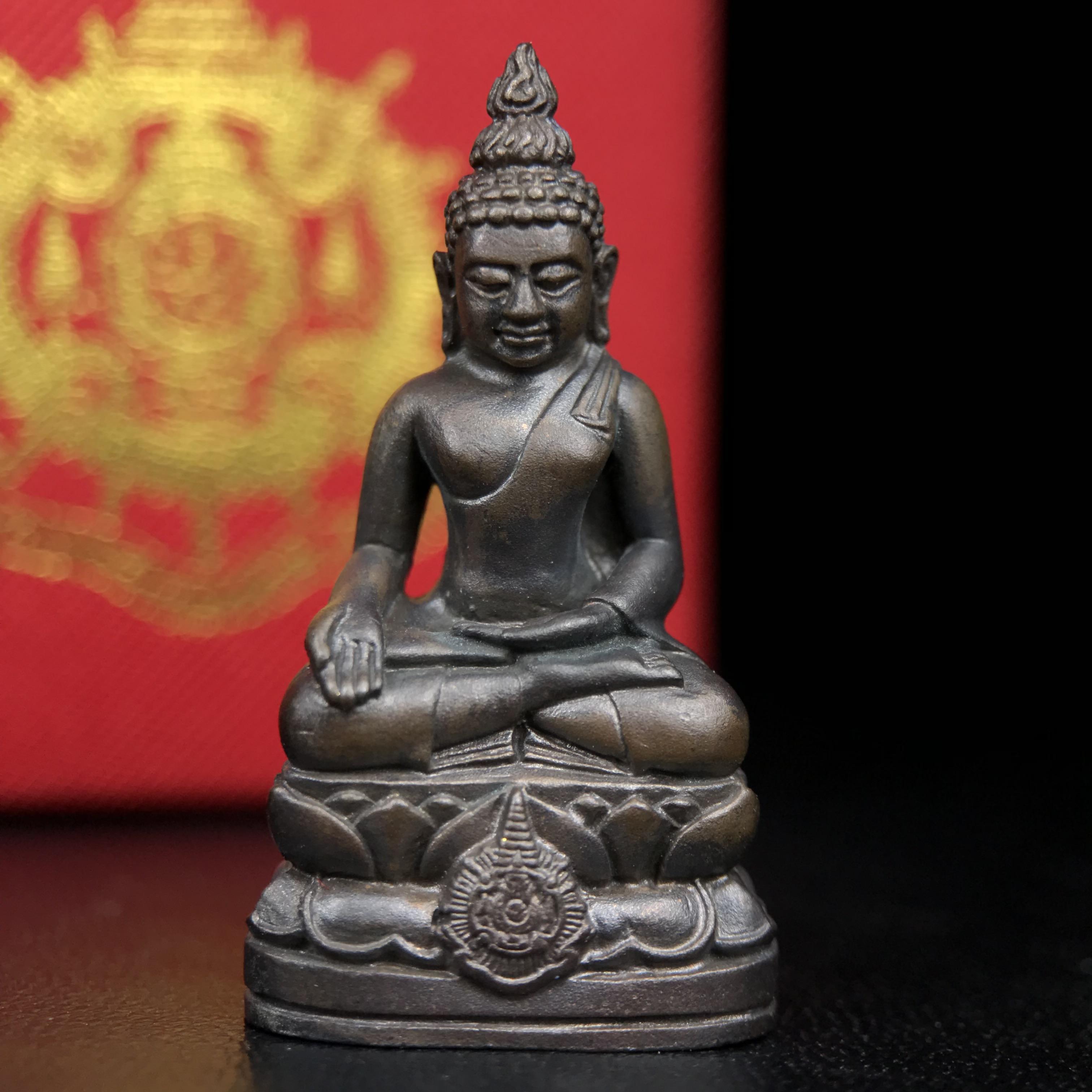 พระกริ่งไพรีพินาศ บรรจุเหล็กไหล ครั้งแรกและครั้งเดียวในประวัติศาสตร์ เฉลิมพระเกียรติ พระบาทสมเด็จพระเจ้าอยู่หัวรัชกาลที่9 พระชนมพรรษา 6 รอบ ปี2542 เนื้อนวโลหะผสมทองคำ(บรรจุเหล็กไหล)ดีนอก-ดีใน พิธีใหญ่ มวลสารเด่น(หายาก พิเศษกรรมการ ตอก 2 โค๊ต พบเจอน้อยมาก)