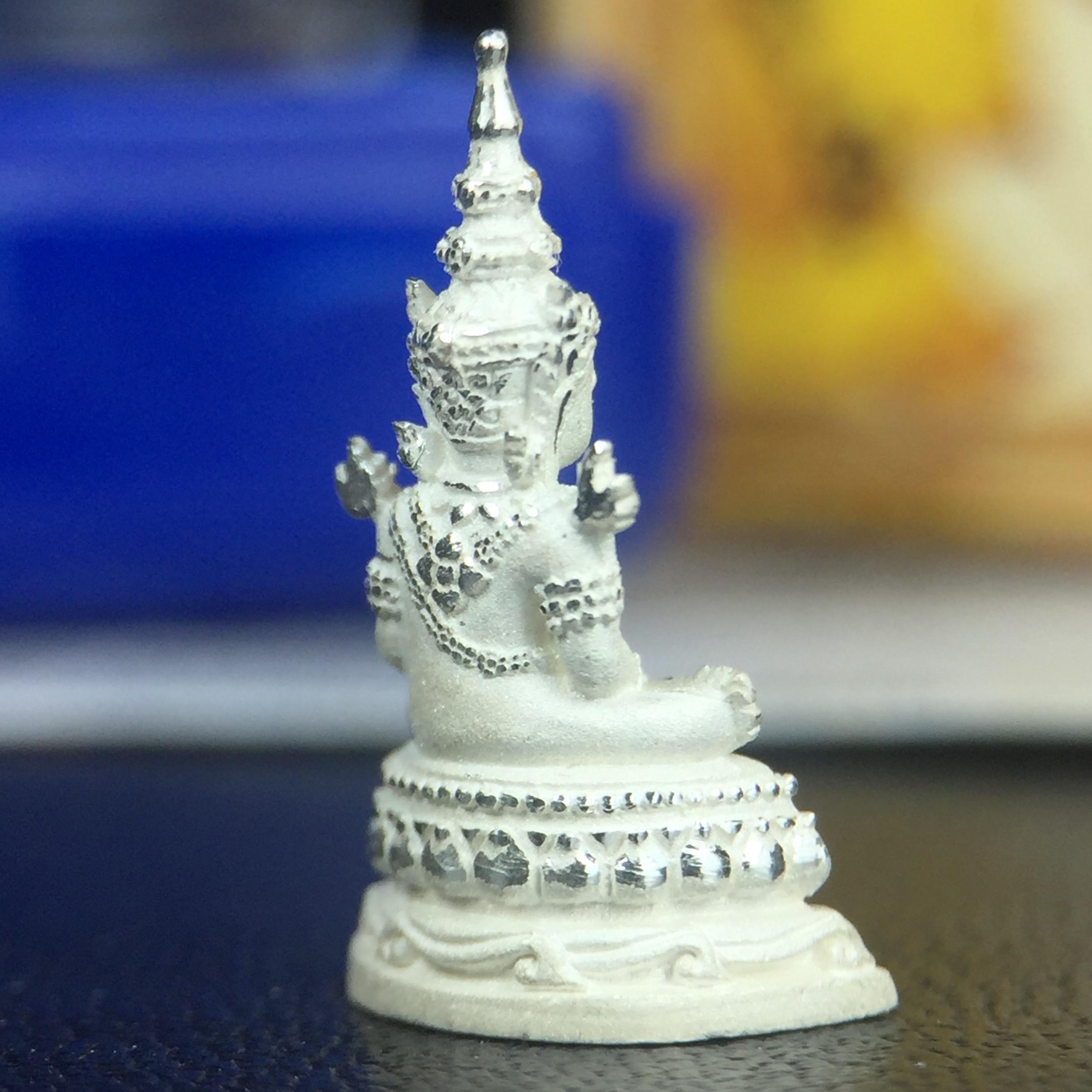 พระแก้วมรกต(จำลอง)ลอยองค์ ขนาดหน้าตัก 1/4 นิ้ว ทรงเครื่องฤดูร้อน เนื้อเงิน ตราสัญลักษณ์ฉลองสิริราชสมบัติครบ 60 ปี พ.ศ.2549(สภาพสวย ครบ สมบูรณ์)