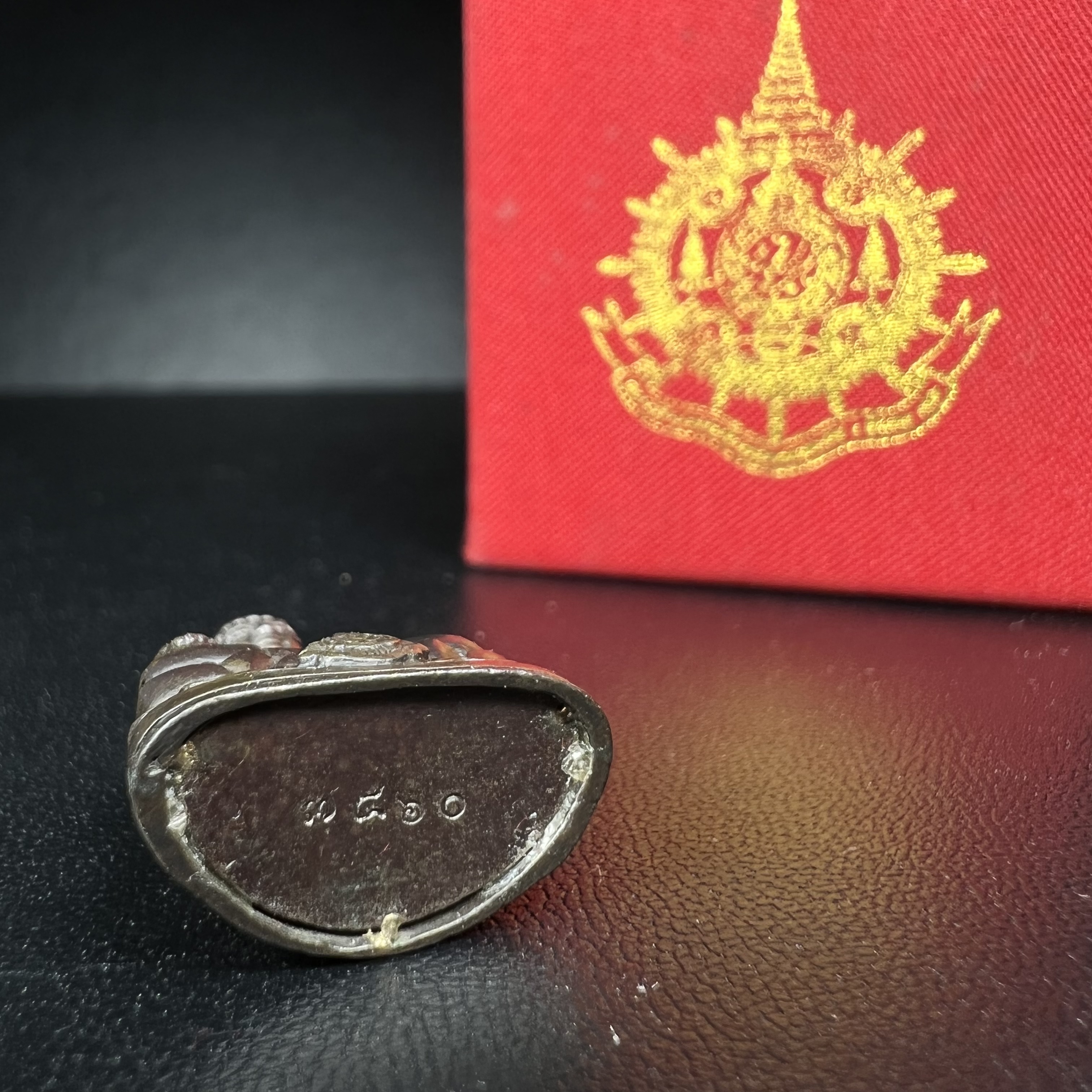 พระกริ่งไพรีพินาศ เฉลิมพระเกียรติ พระบาทสมเด็จพระเจ้าอยู่หัวรัชกาลที่9 พระชนมพรรษา 6 รอบ ปี2542 เนื้อนวโลหะผสมทองคำ(บรรจุเหล็กไหล)ดีนอก-ดีใน