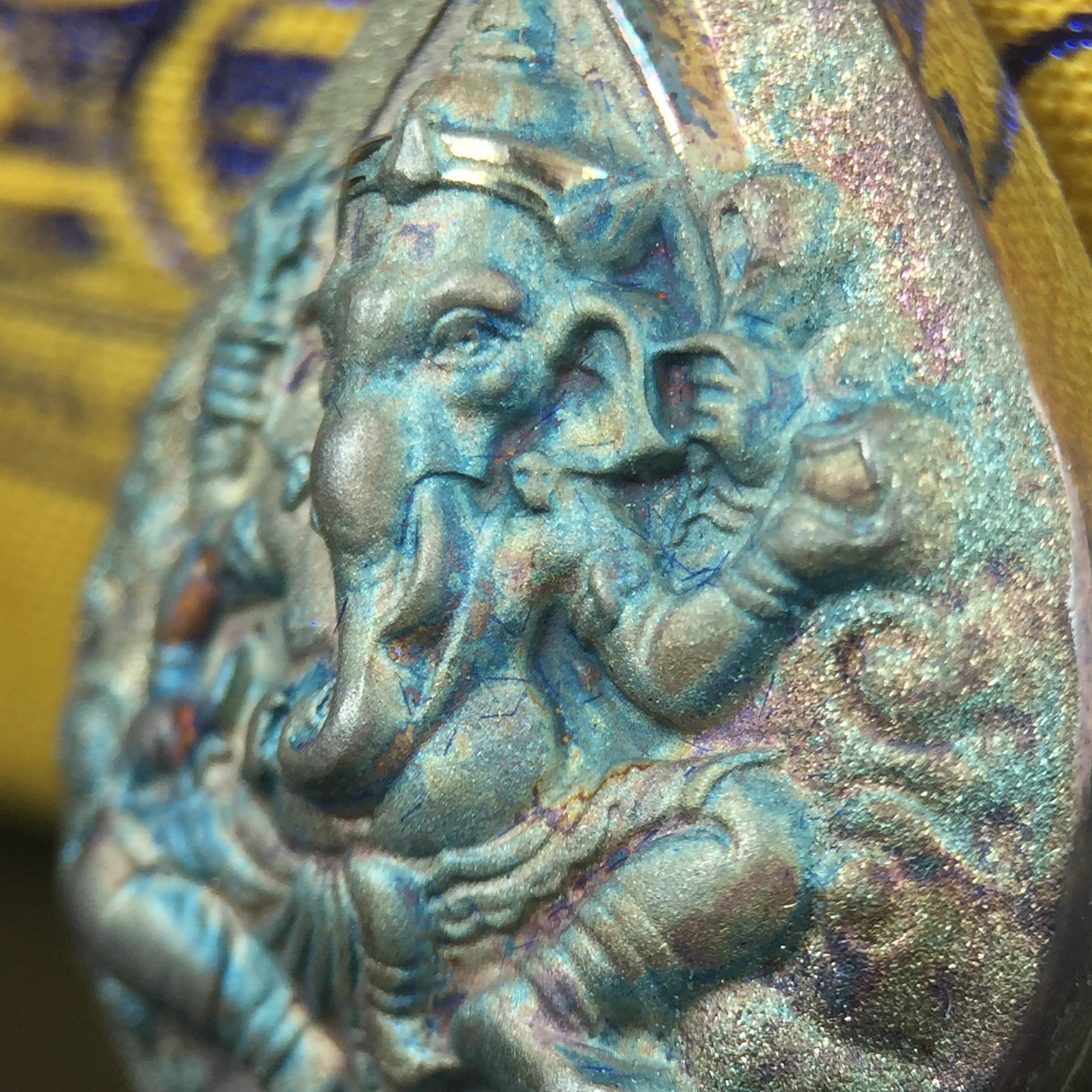 เหรียญพระพิฆเนศวร ญสส. ชุดกาญจนาภิเษกครองราชย์ 50 ปี พุทธศักราช 2538 พิมพ์ใหญ่(2.9 ซม.) เนื้อเงินผิวเดิมกลับดำขึ้นสีรุ้งเข้มขลังงดงามธรรมชาติสร้างสรรค์ สภาพสวยเดิมพร้อมกล่องบรรจุเดิม ตอกโค๊ดหมายเลขกำกับ(1ใน 5539องค์)