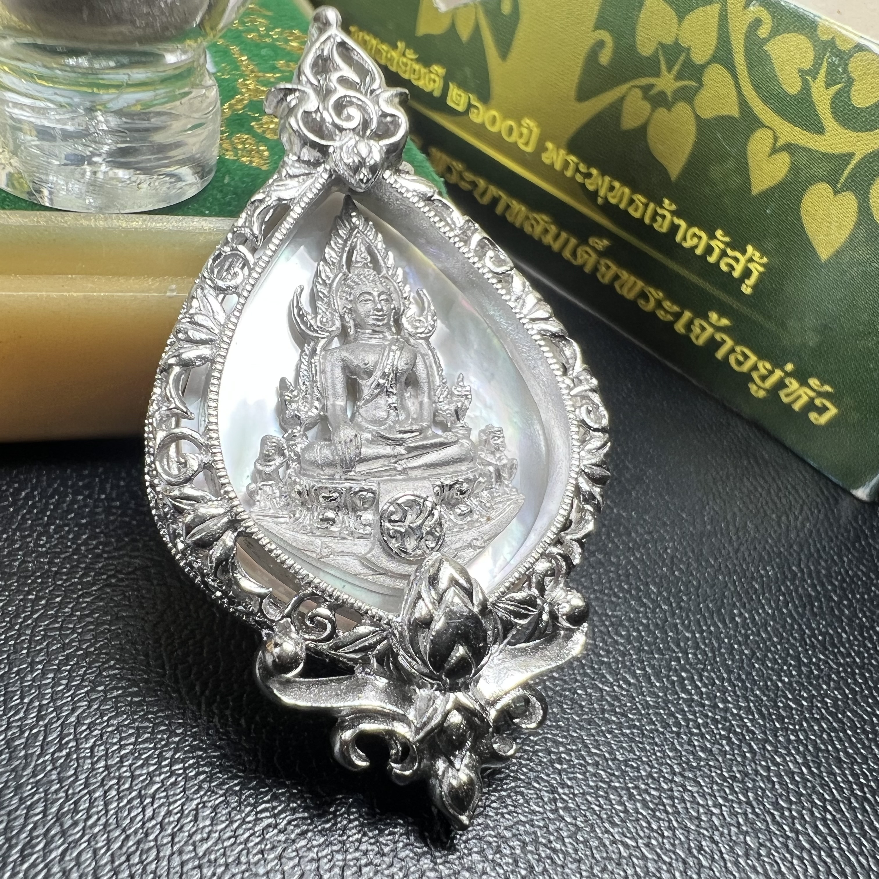 พระพุทธชินราช(จำลอง) ภปร. 84 พรรษา ทรงหยดน้ำ เนื้อเงินชุบทองคำขาว ขนาด 20*36 มม. (พระราชทานมวลสาร จิตรลดาและเส้นพระเจ้า(เส้นผม)รัชกาลที่9)งดงาม ทรงคุณค่า หายาก