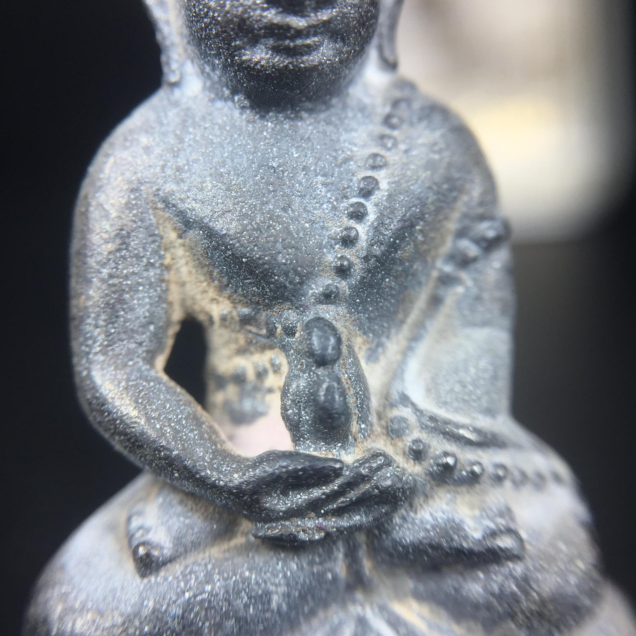 พระกริ่งชินบัญชรฉลองพระชันษา 100 ปี สมเด็จพระญาณสังวร วัดบวรนิเวศวิหาร ปี 2556 เนื้อนวโลหะผสมทองคำก้นทองแดง พิธีใหญ่ มวลสารเด่น นิยม(1 ใน 2556 องค์)